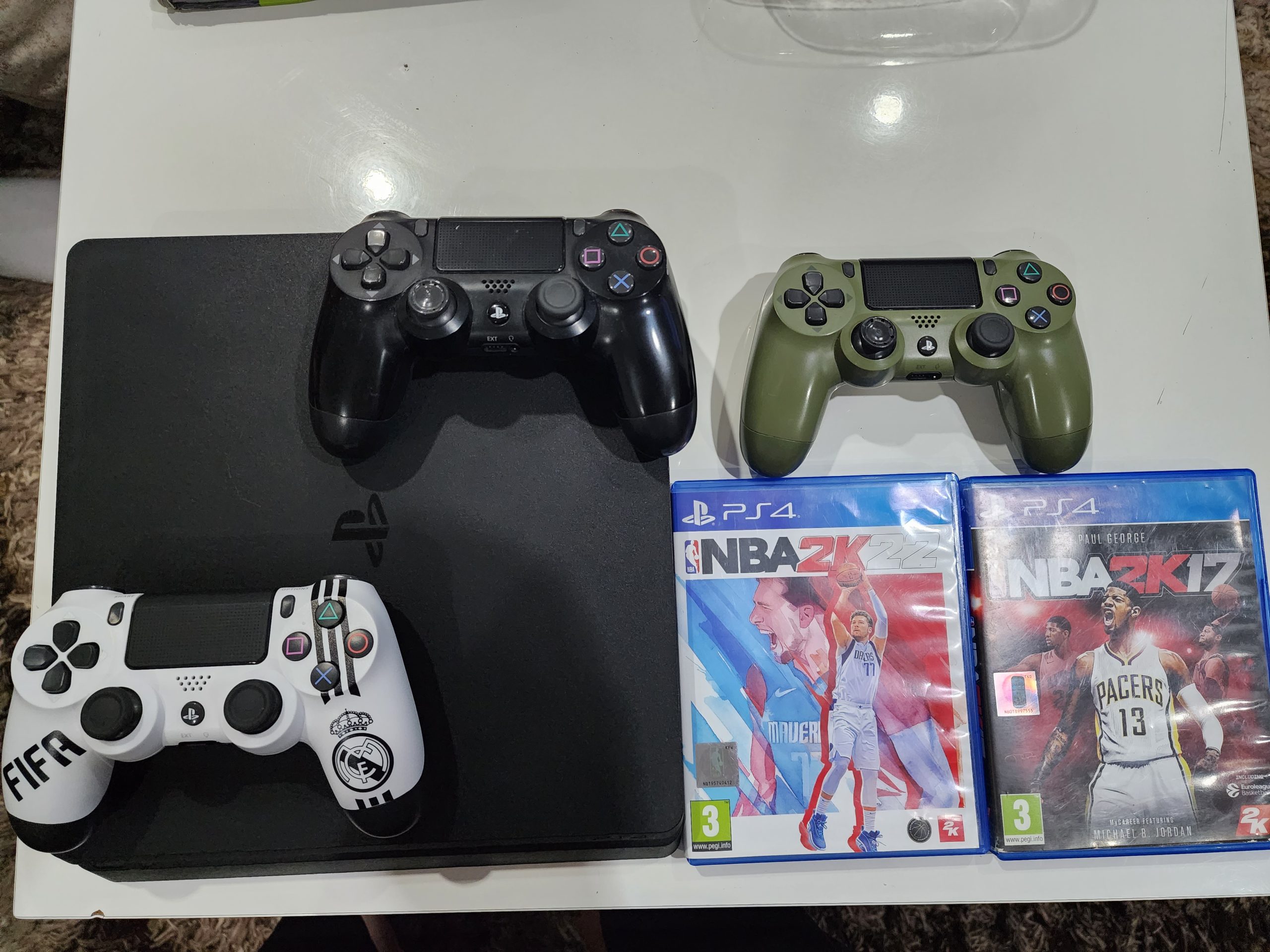 PS4 slim 3 dzoistika i 2 igric