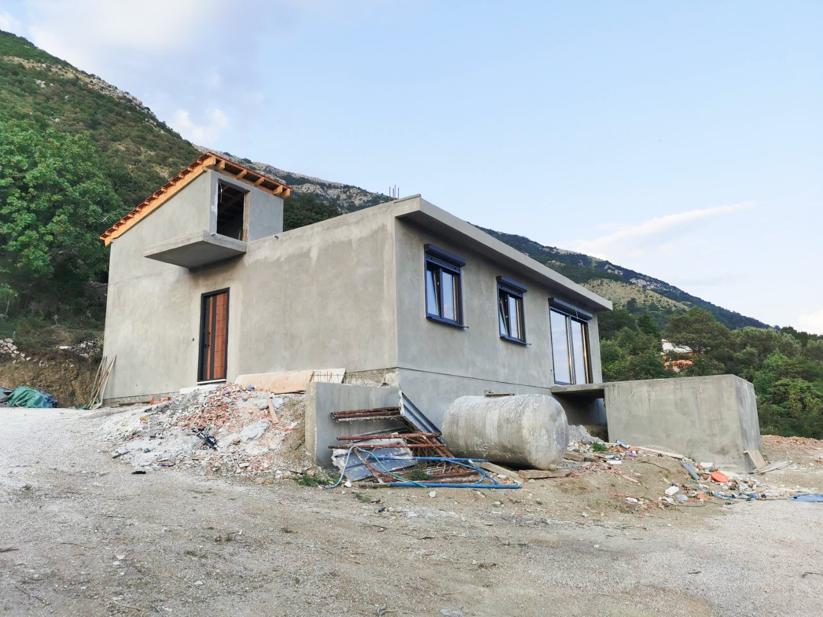 Prodaje se kuća, Sutomore