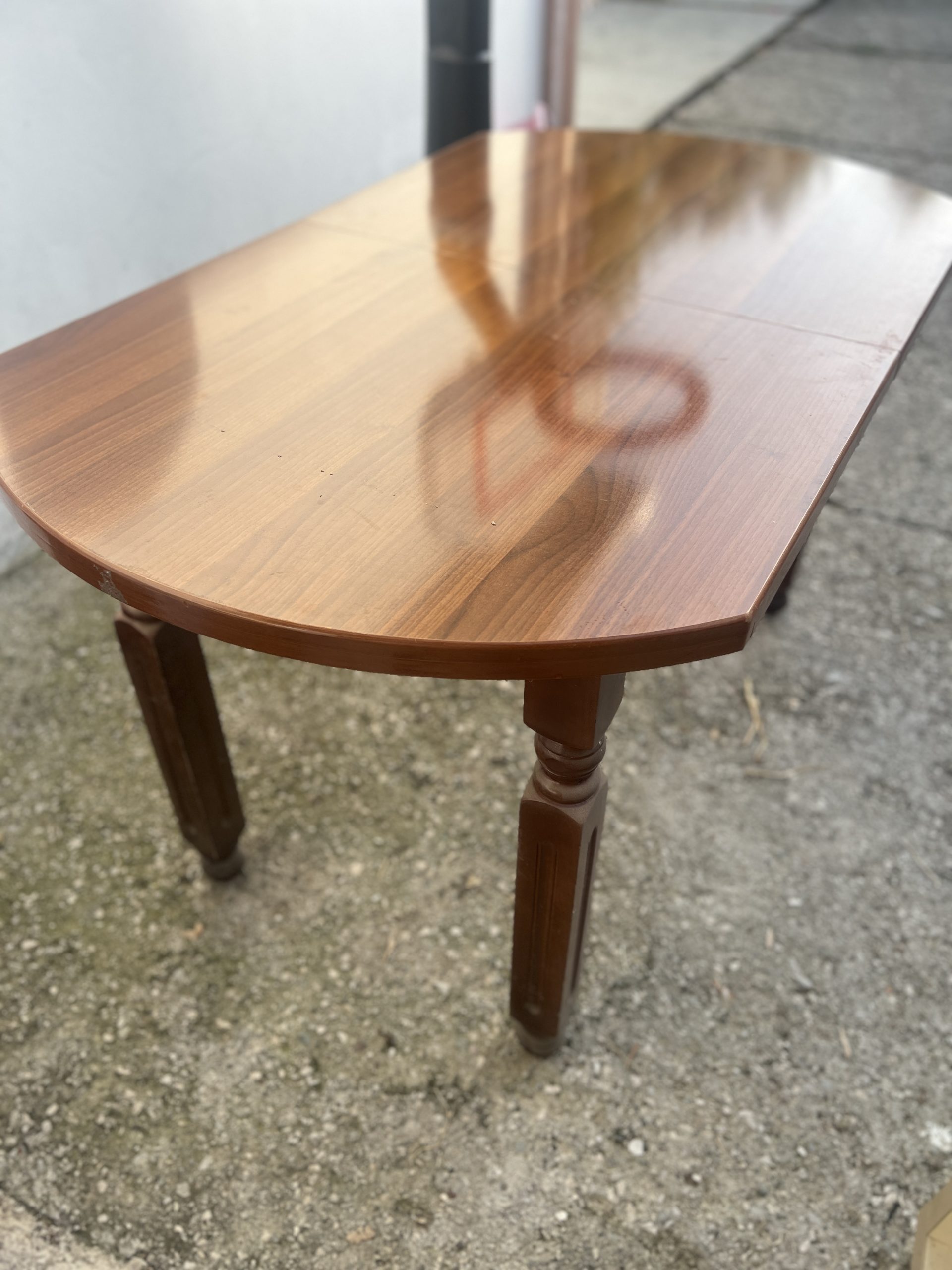 Prodajem veliki ocuvani sto