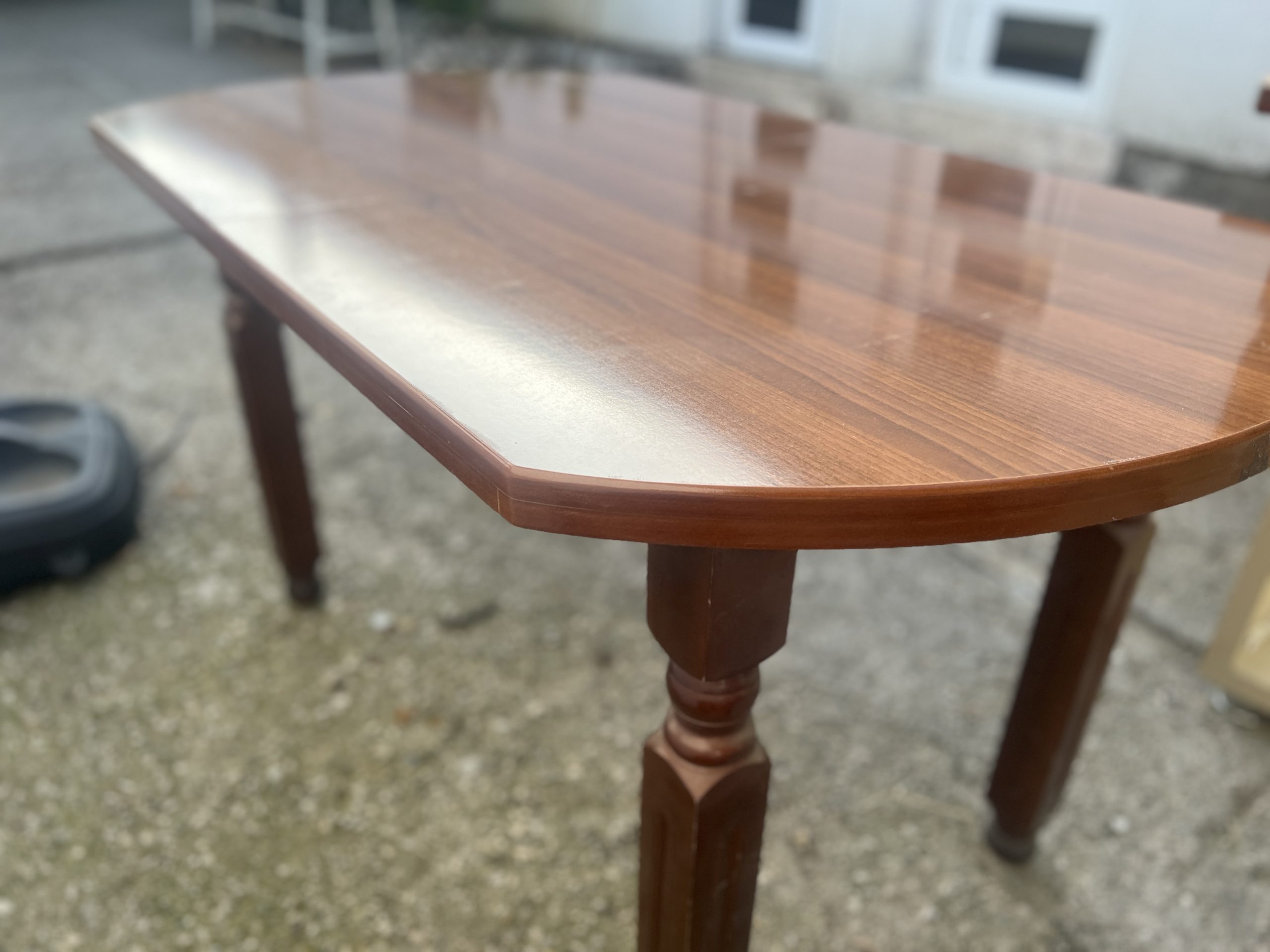 Prodajem veliki ocuvani sto