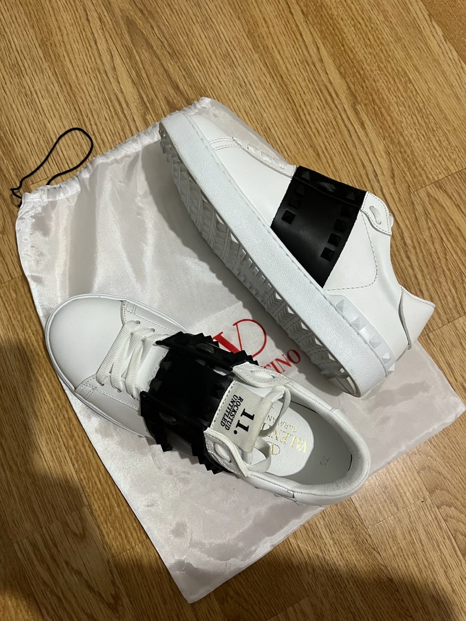 Prodajem nove Valentino patike