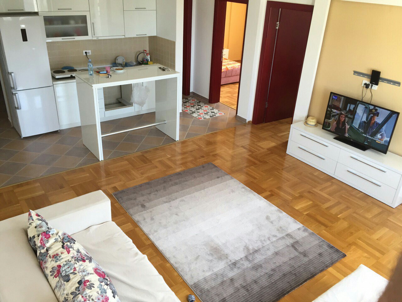 PRODAJEM DVOSOBAN STAN U BARU