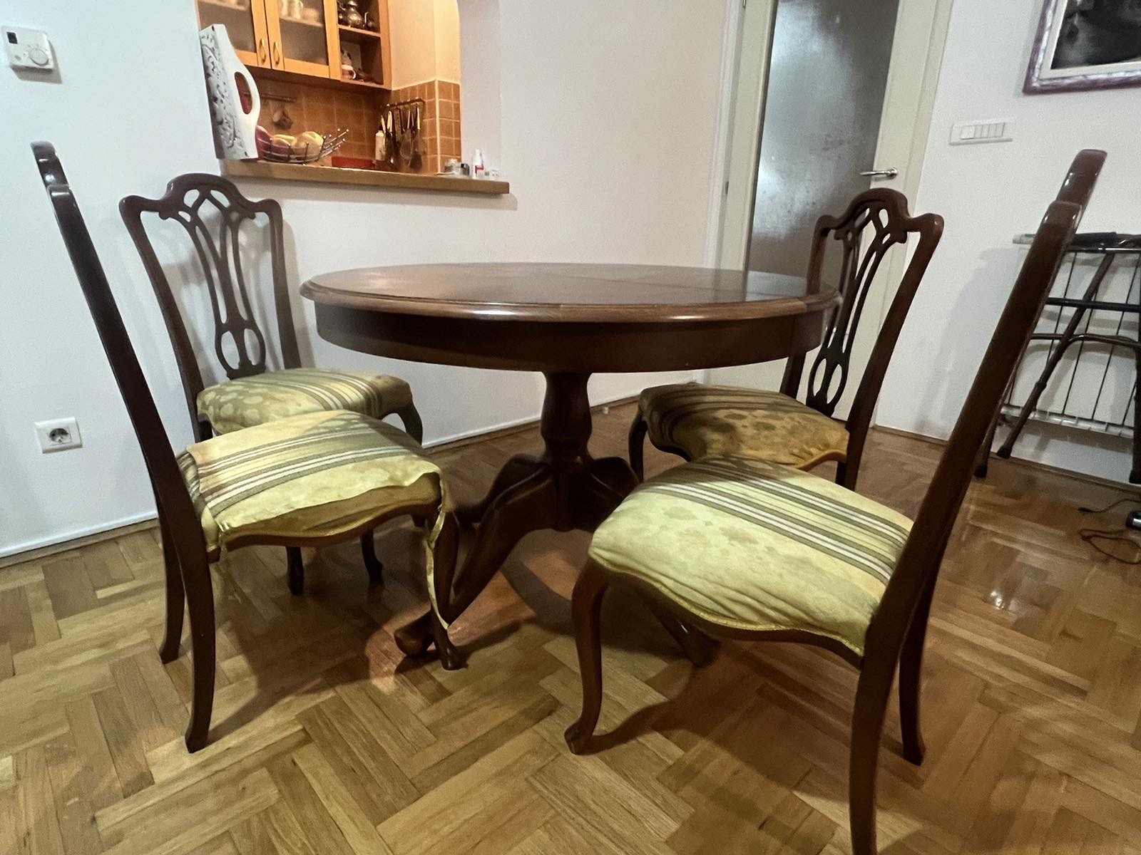 Trpezarijski sto i stolice