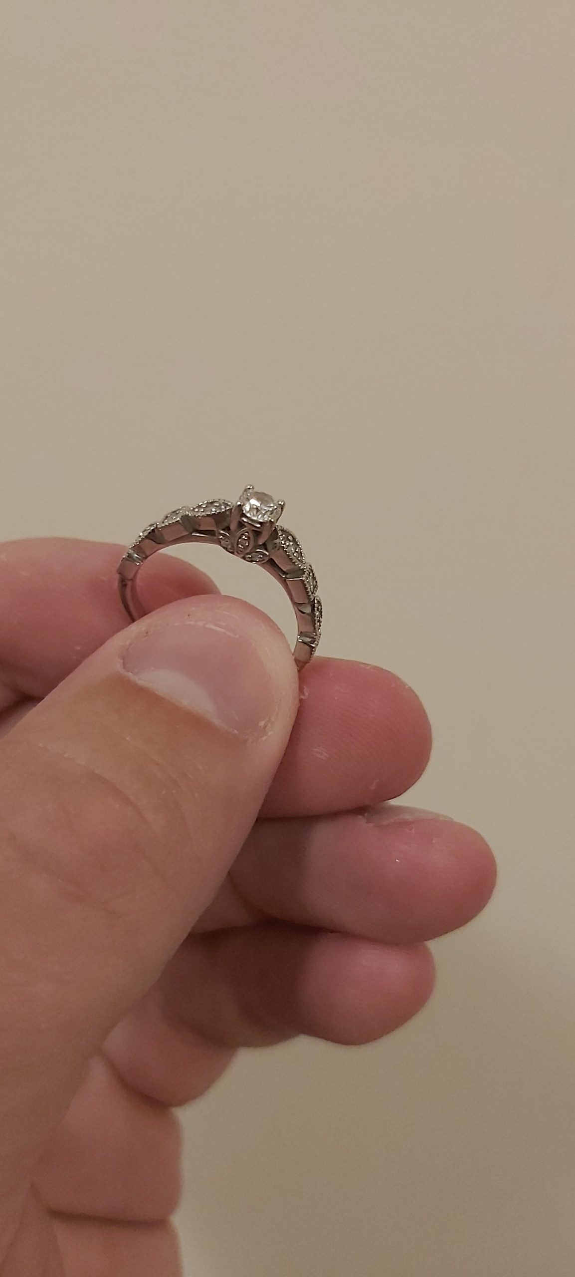 Prodajem dijamantski prsten