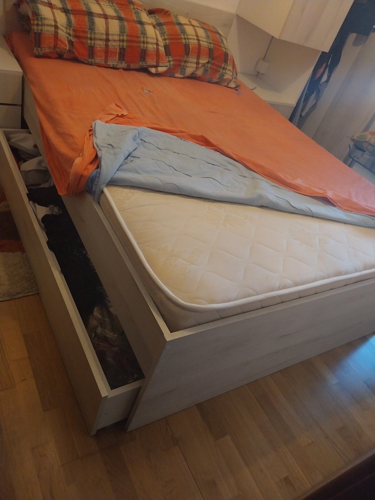 Prodajem krevet sa nivim jogi