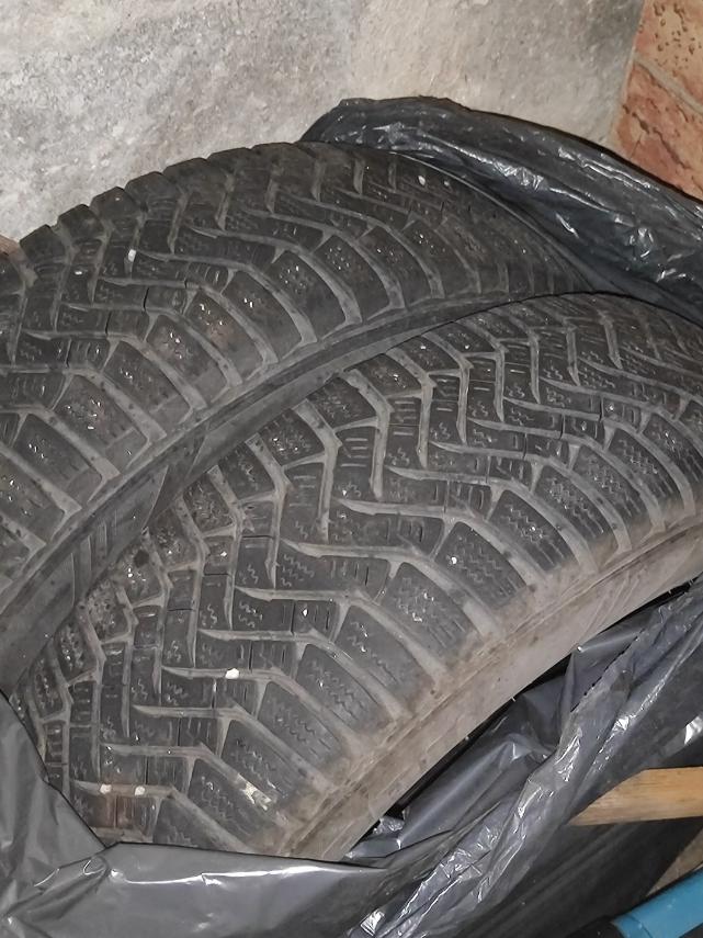 Dvije polovne gume M+S