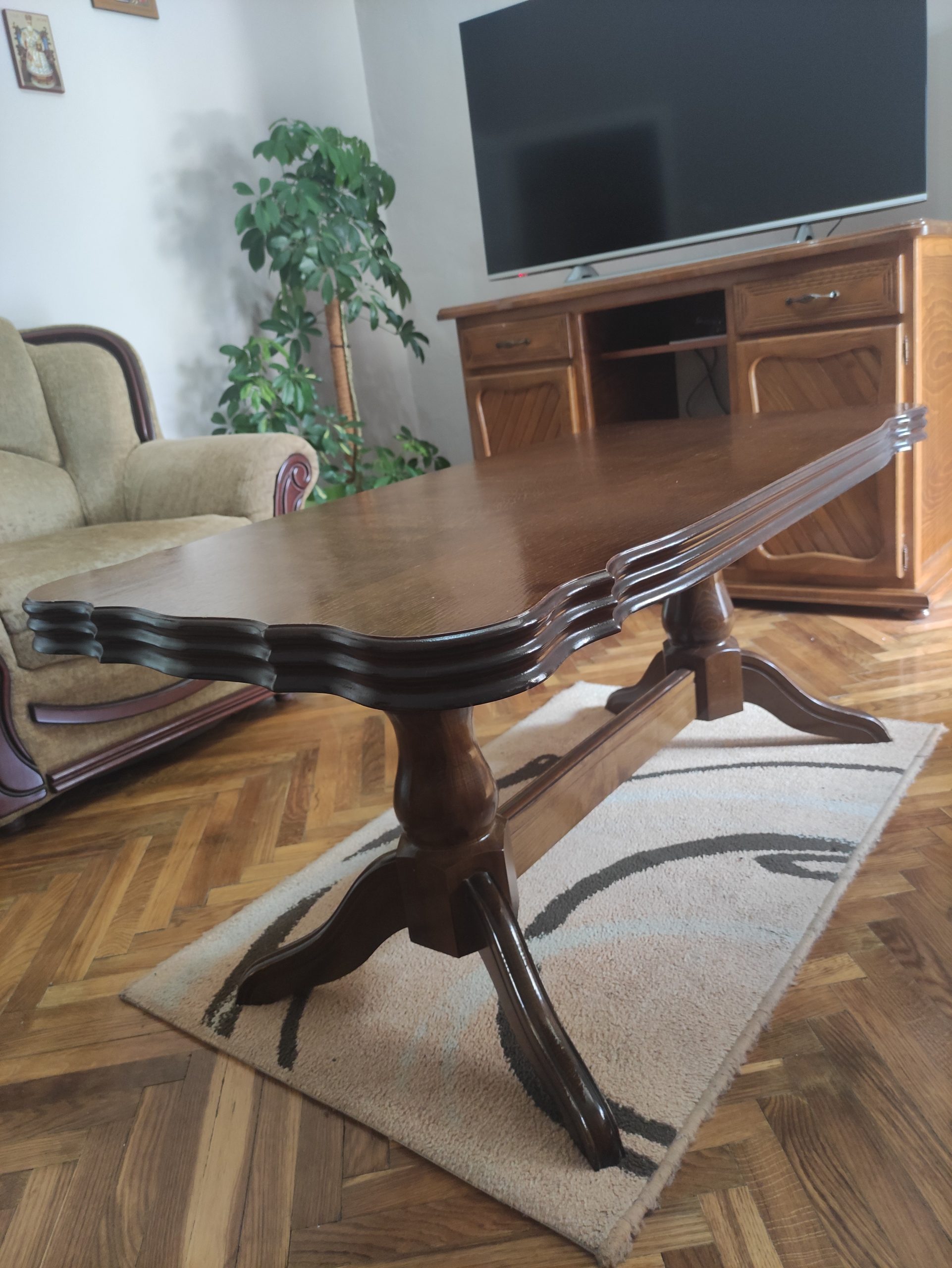 Prodajem klub sto puno drvo