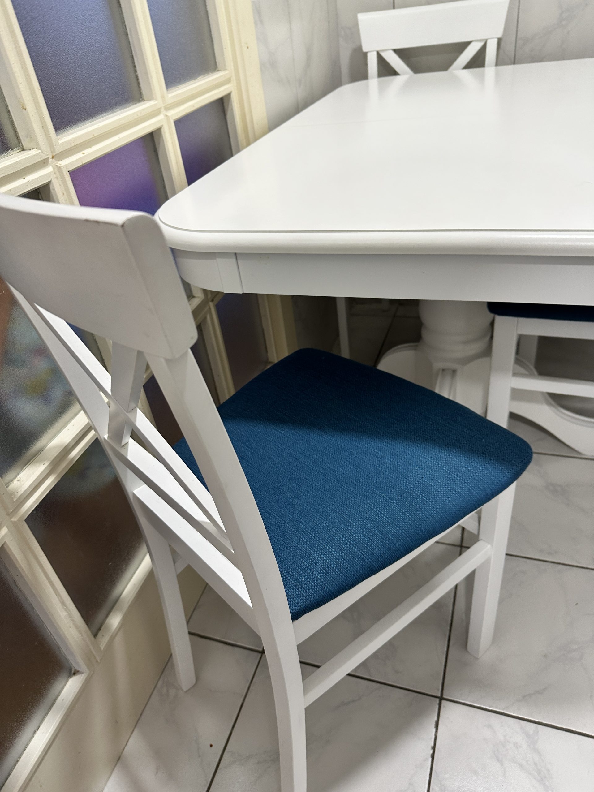 trepezarijski sto i 4 stolice