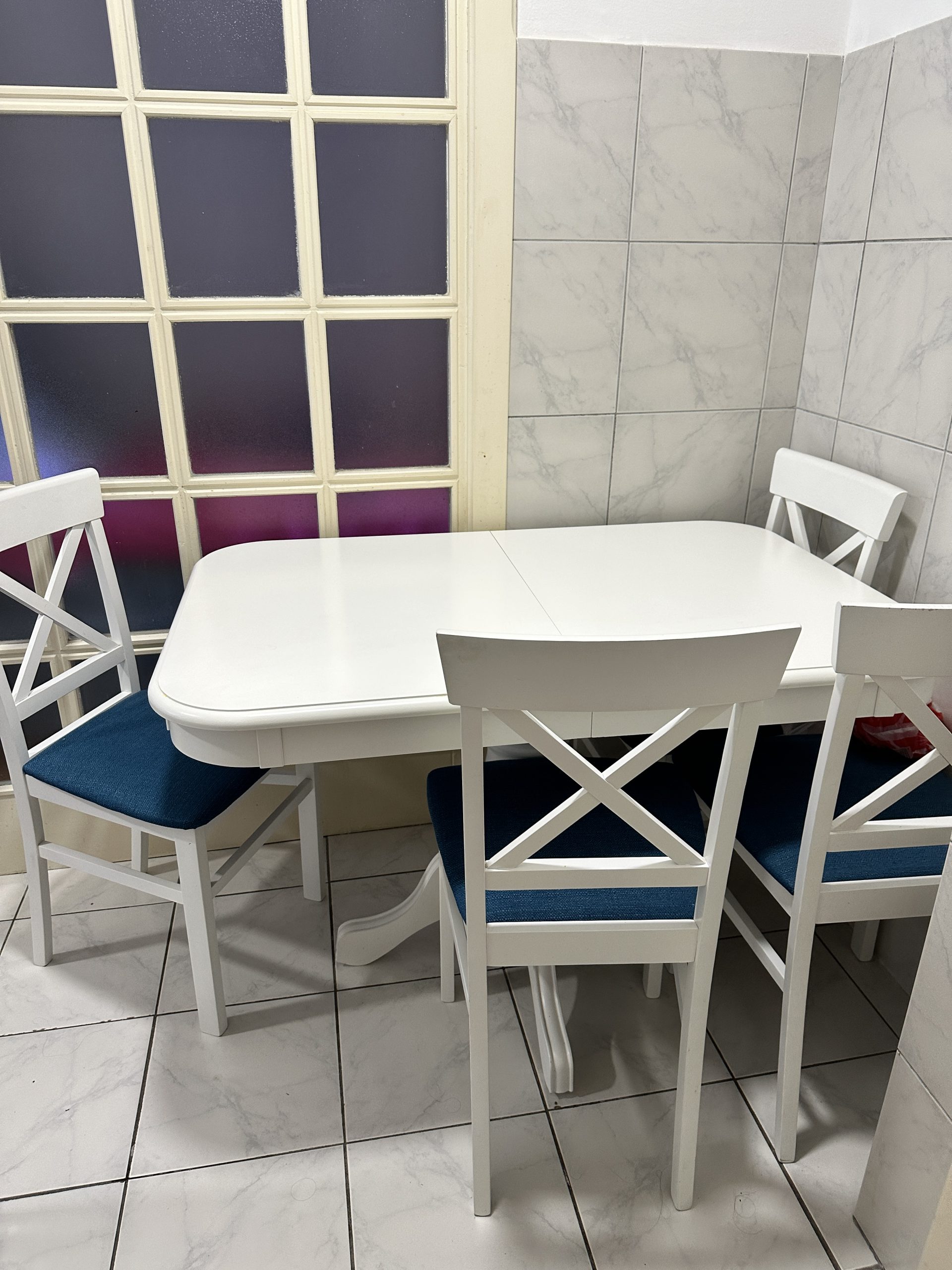 trepezarijski sto i 4 stolice