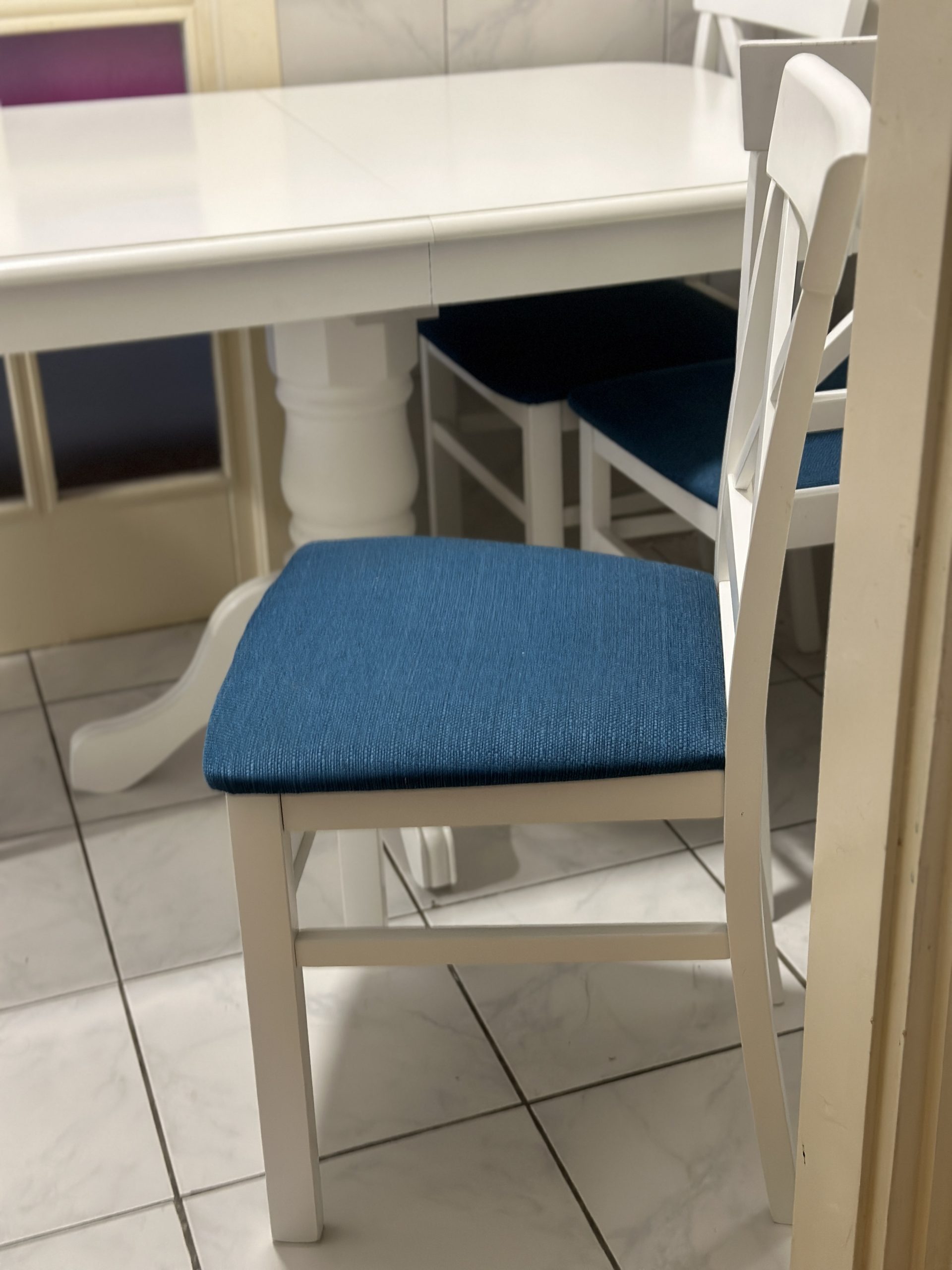 trepezarijski sto i 4 stolice