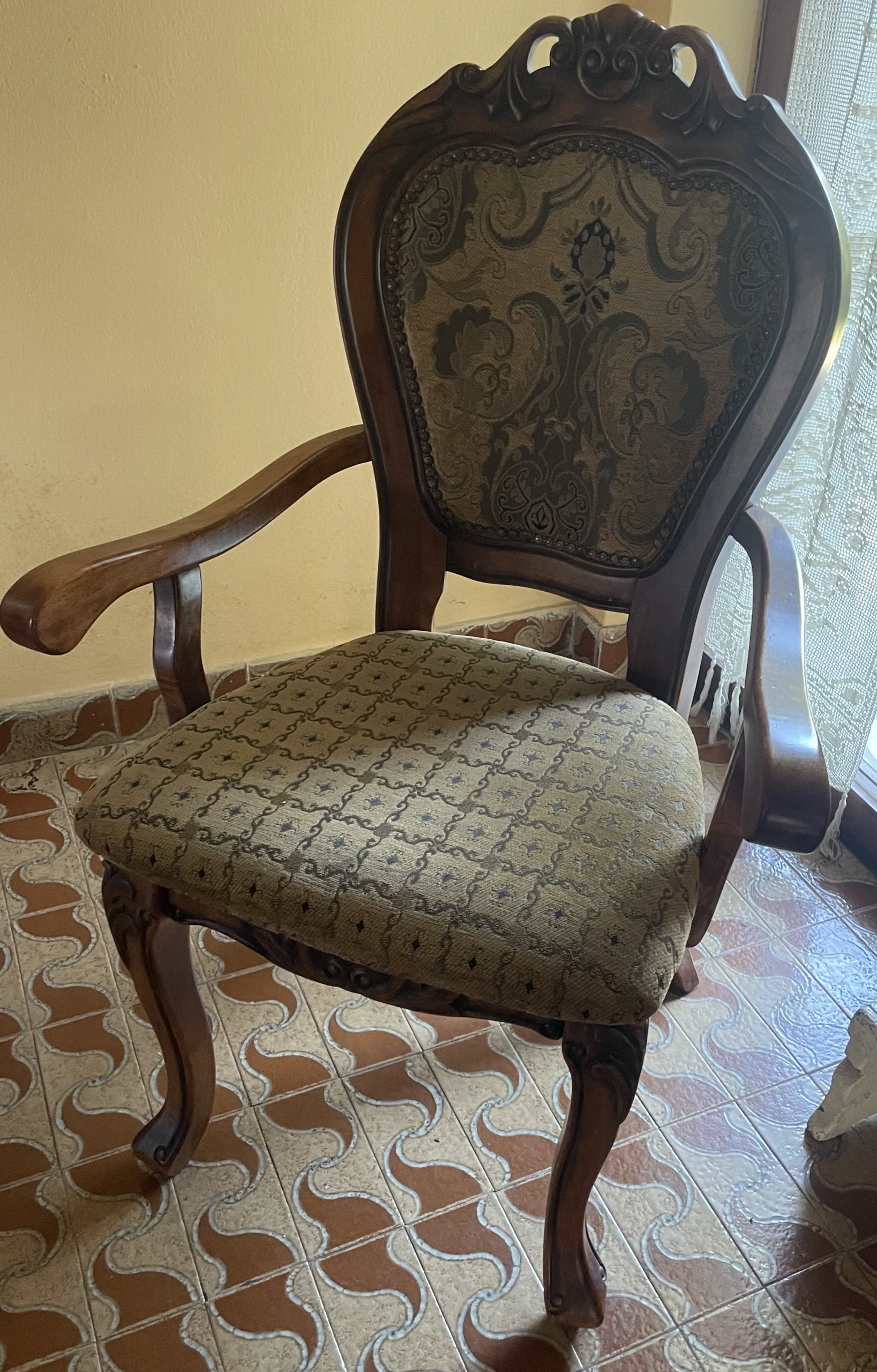 Prodajem trpezarijske stolice