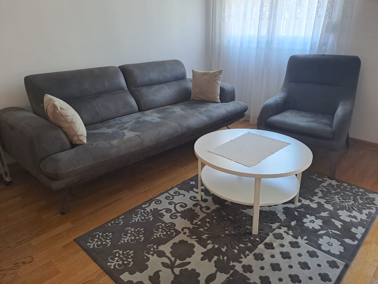 Prodajem trosjed i fotelju