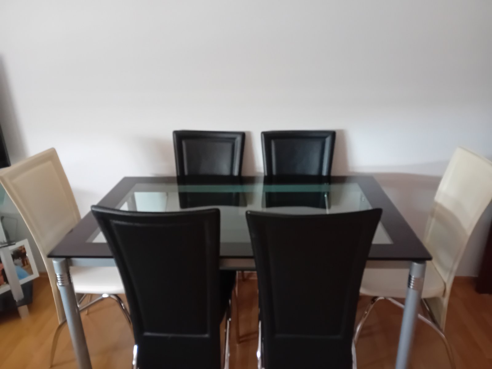 Prodajem sto i sest stolica