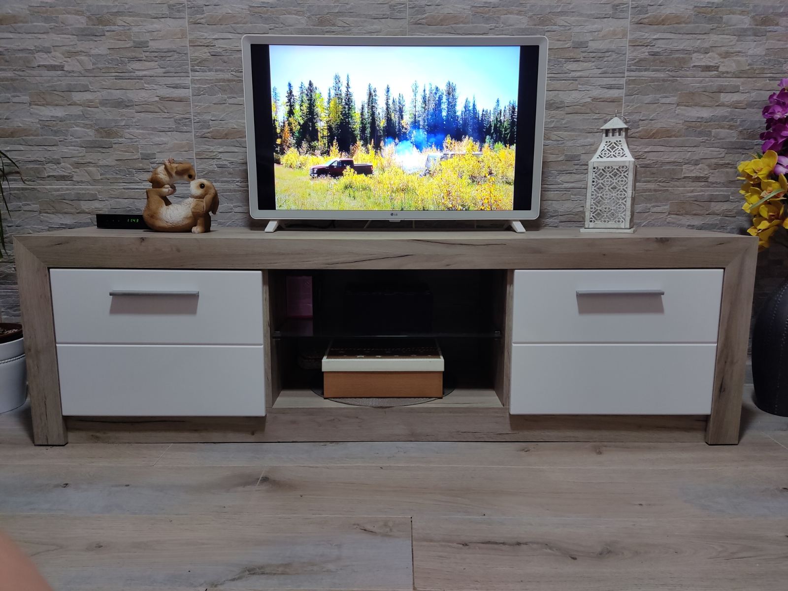 Prodajem komodu za tv.