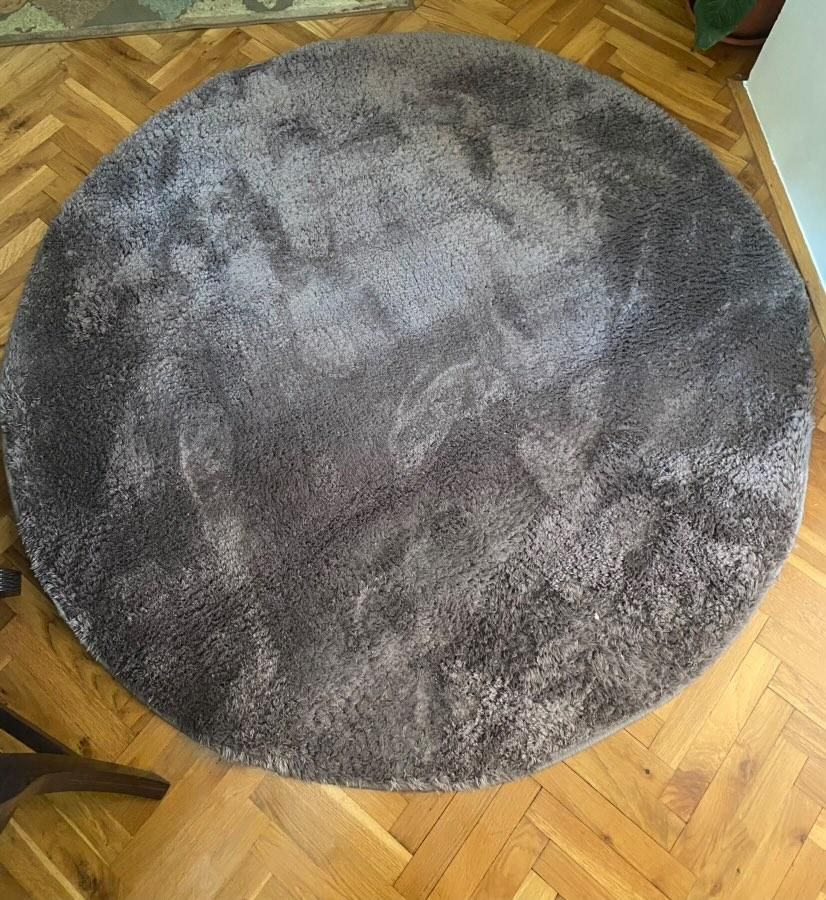 Okrugli tepih prečnika 160cm