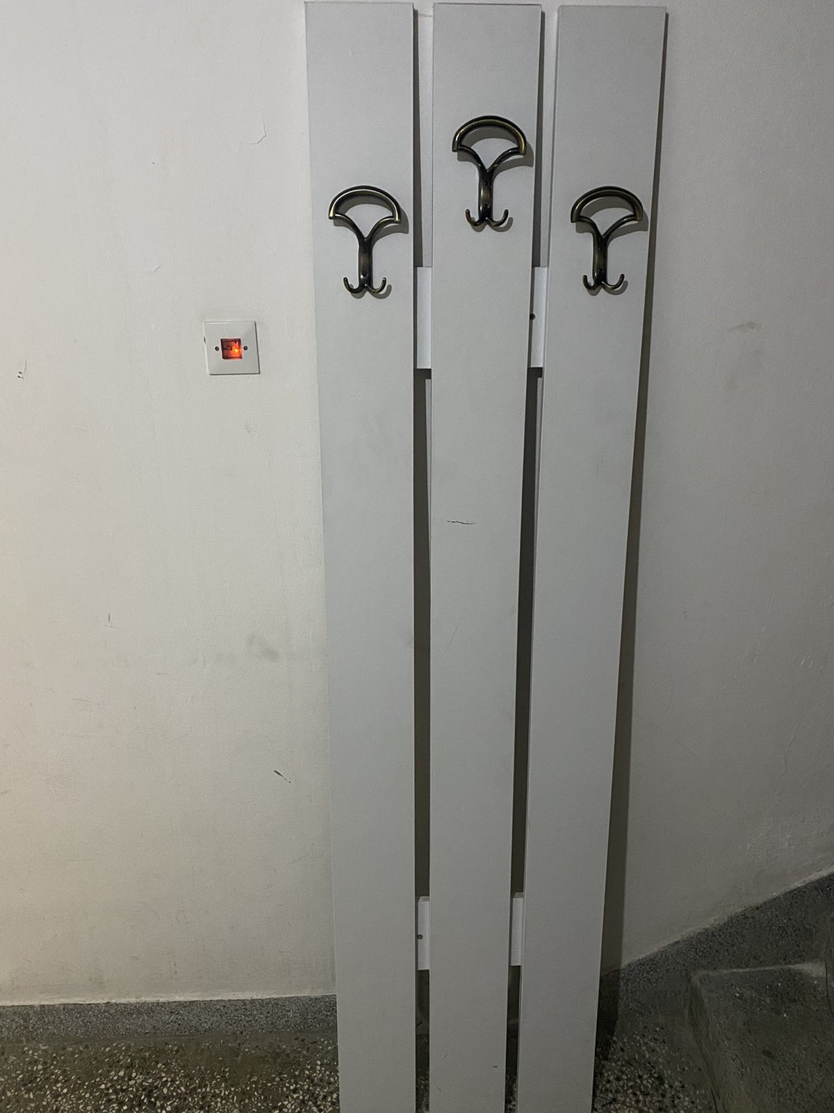 Prodajem sto, komodu i čiviluk