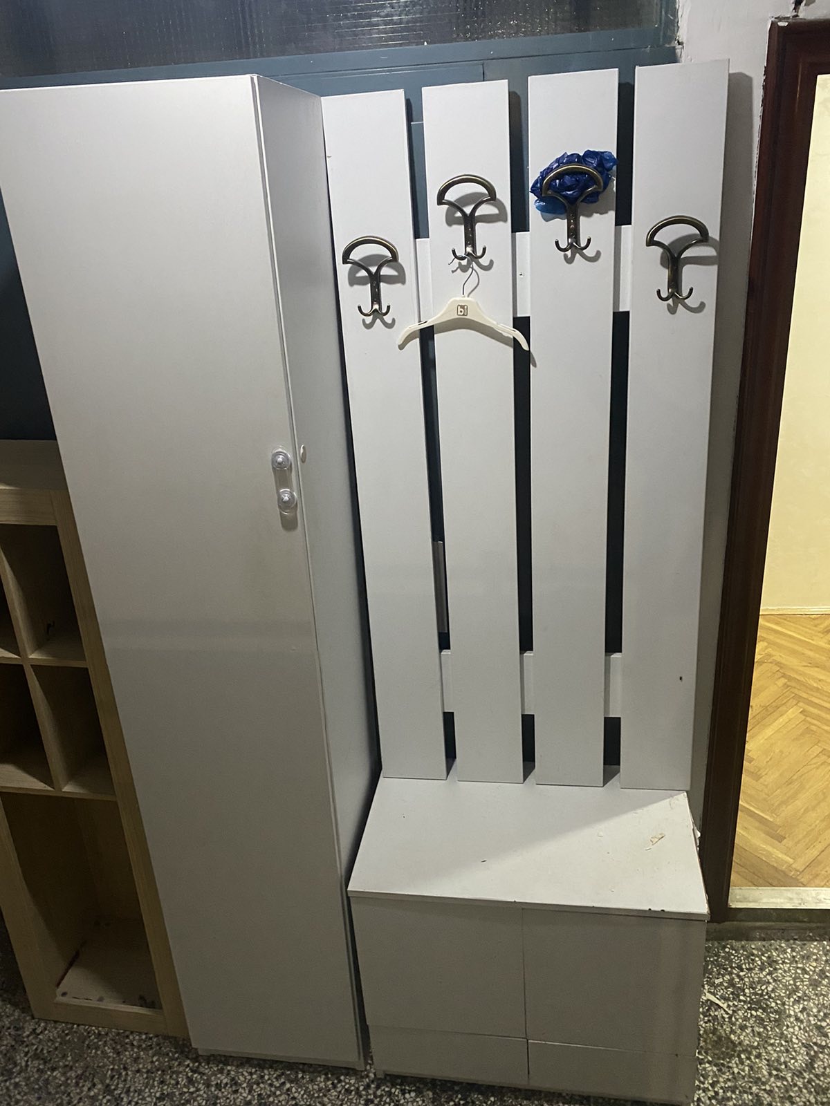 Prodajem sto, komodu i čiviluk