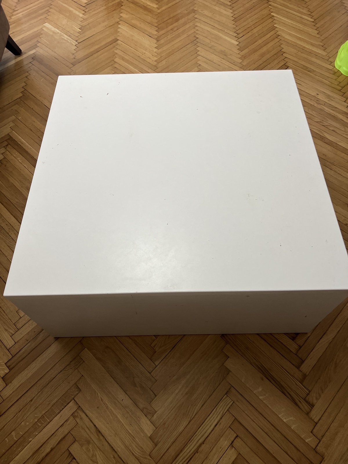 Prodajem sto, komodu i čiviluk