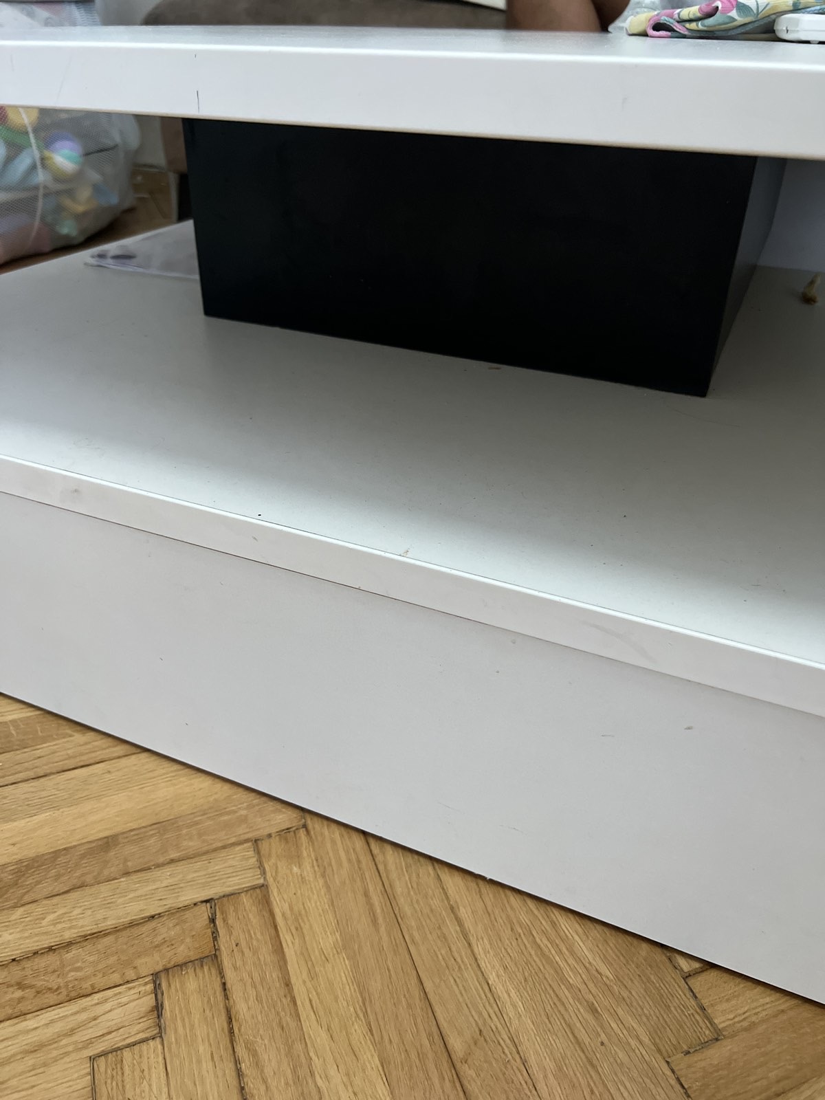 Prodajem sto, komodu i čiviluk