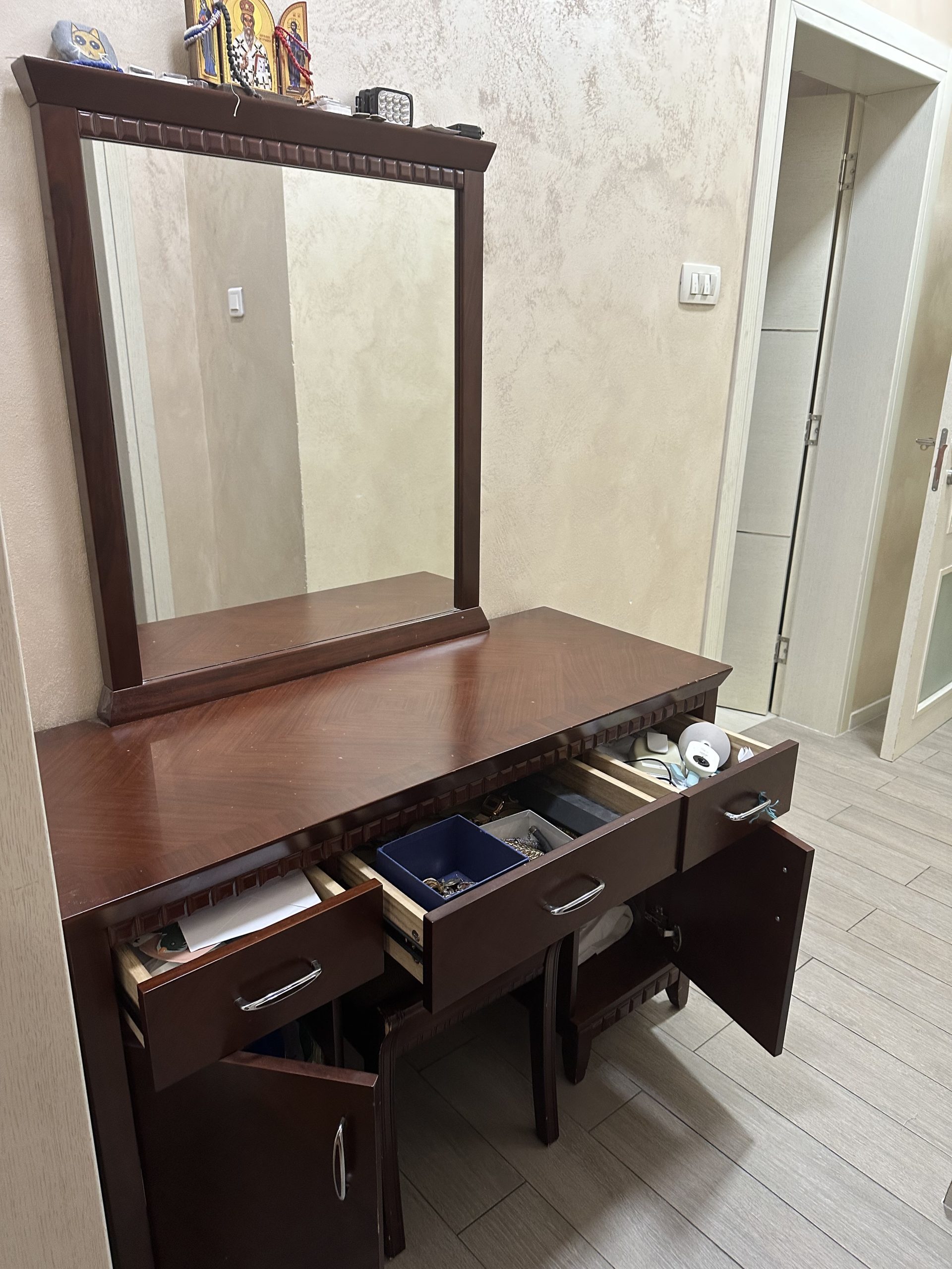 Prodajem komodu sa ogledalom