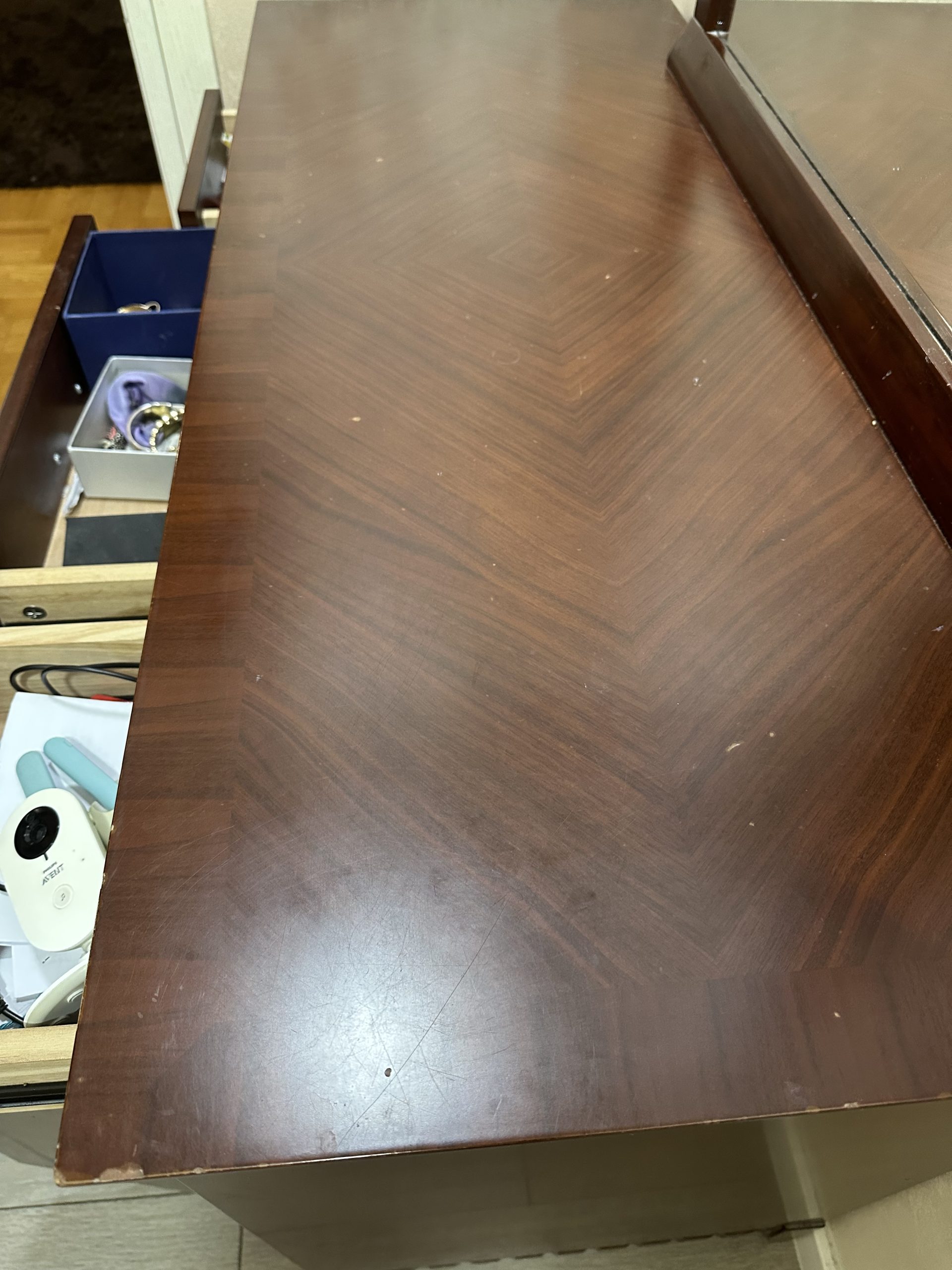 Prodajem komodu sa ogledalom