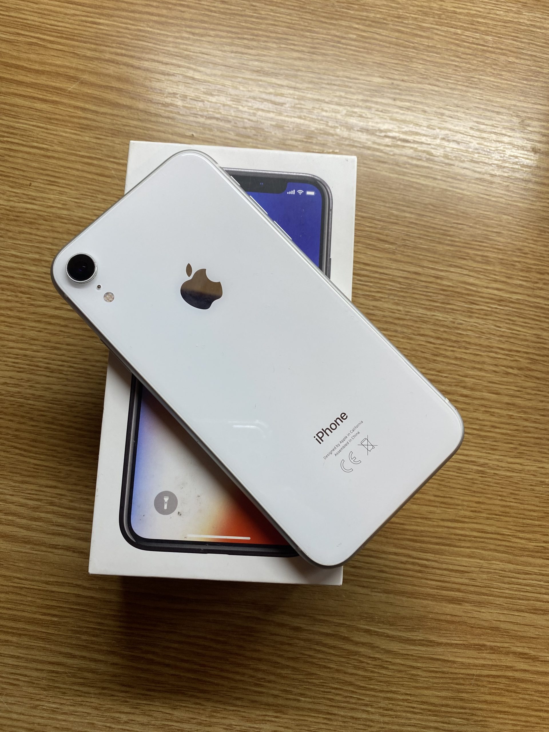 Prodajem IPHONE XR 64GB