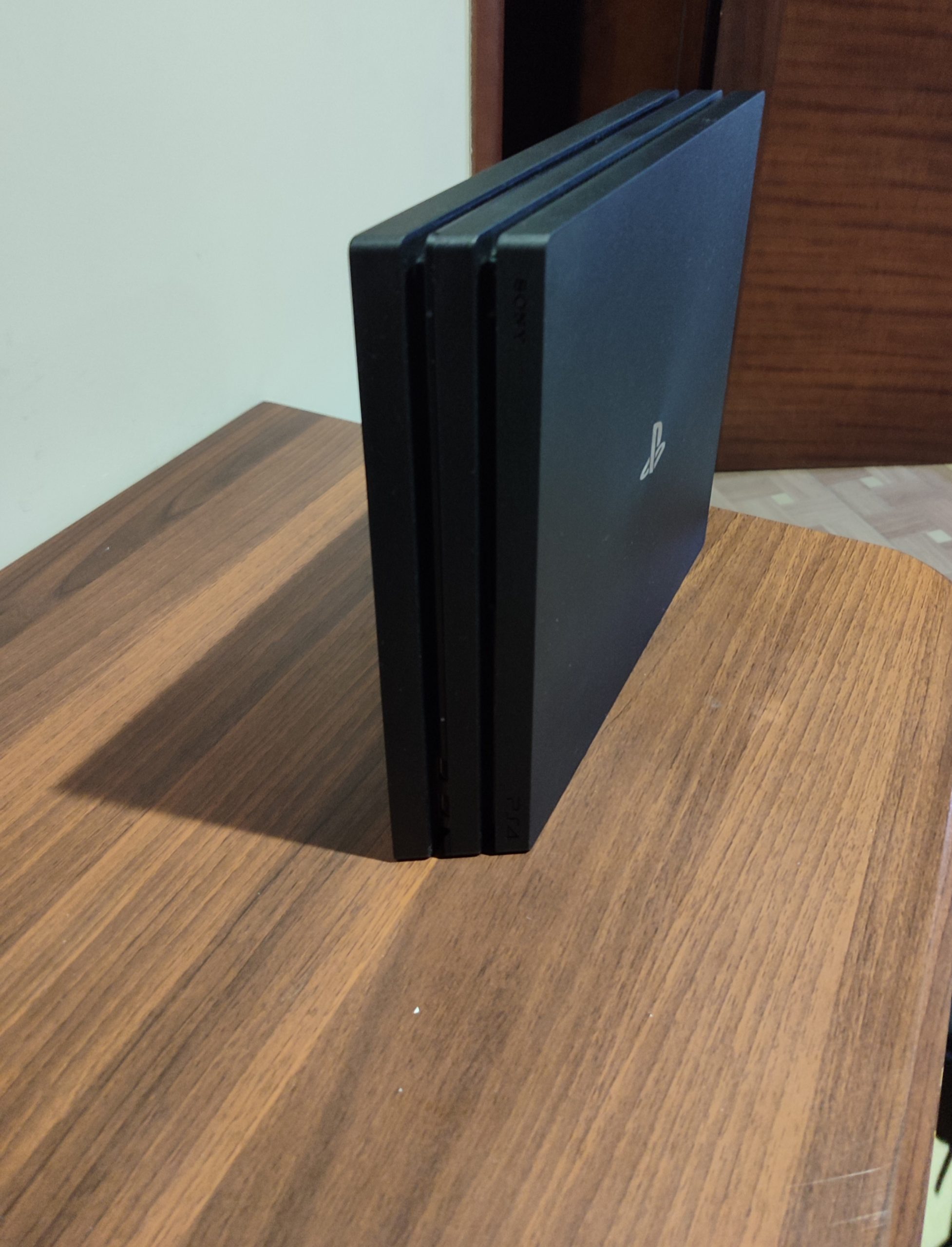 PS4 PRO 1 TB I JOŠ 3 IGRICE