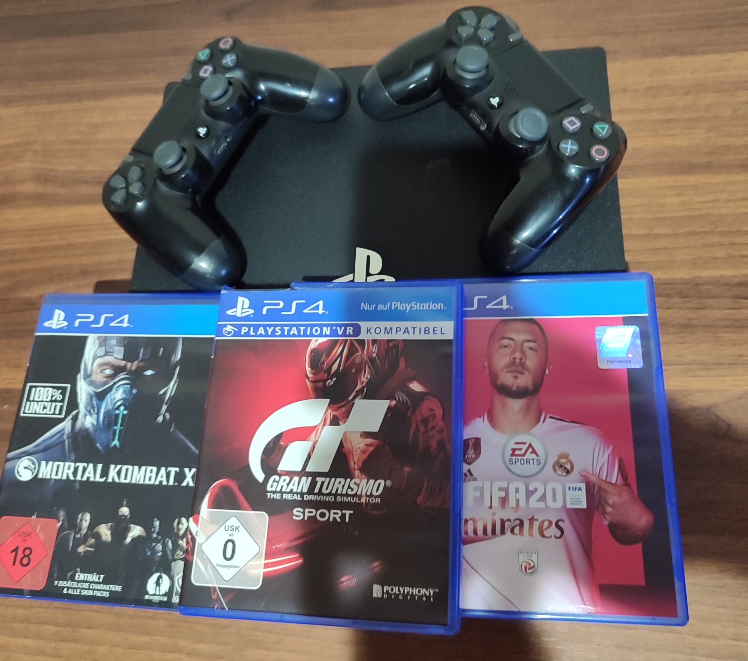 PS4 PRO 1 TB I JOŠ 3 IGRICE
