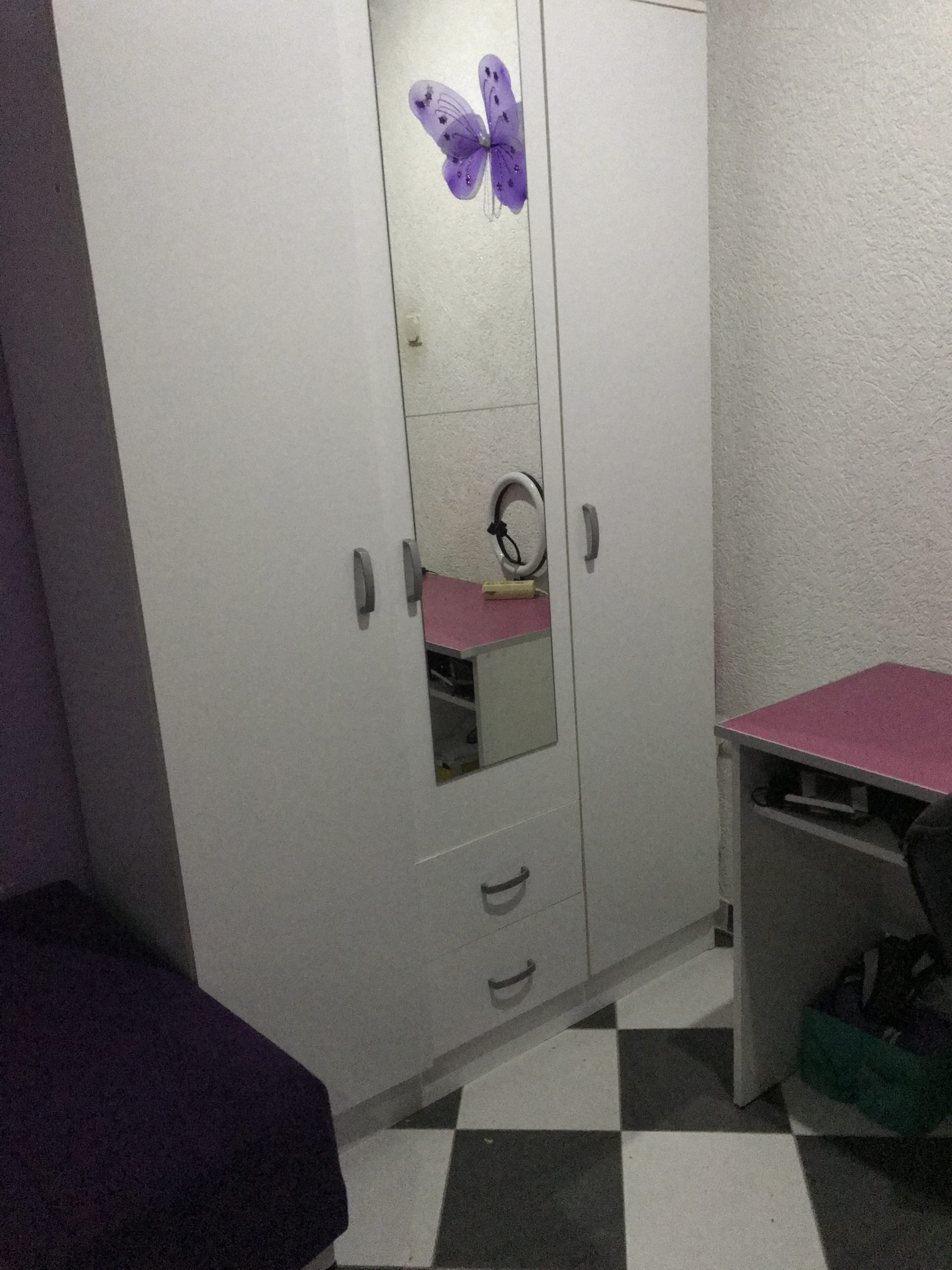 Prodajem dva kreveta i ormar