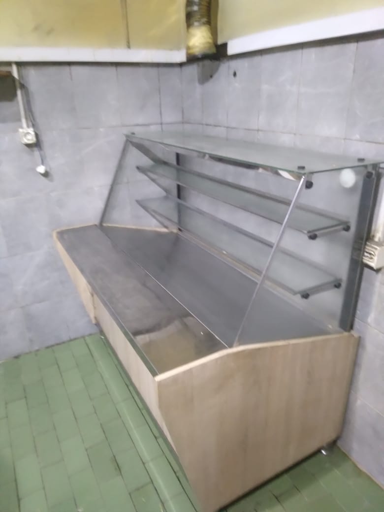 Topla i neutralna vitrina