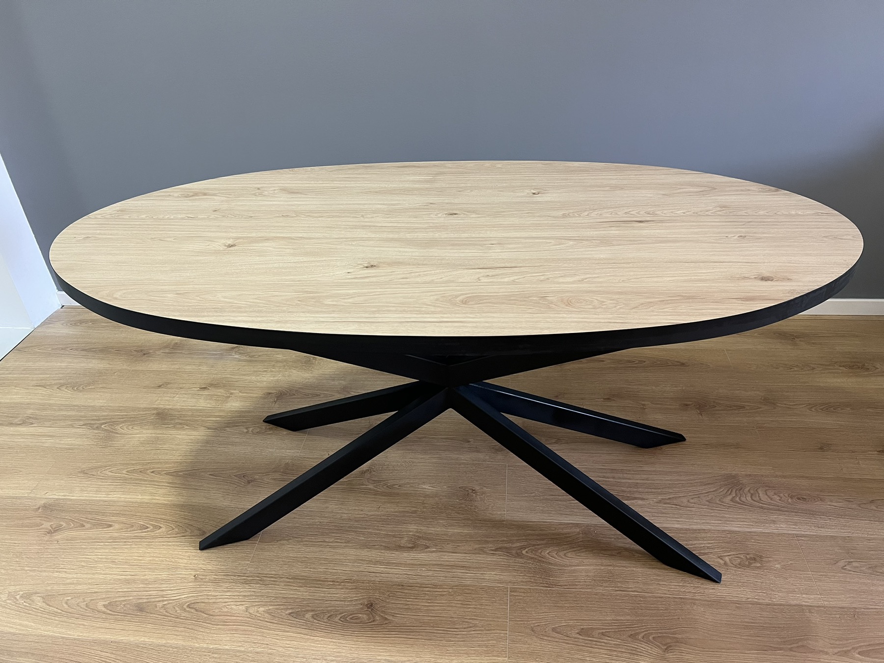 Prodajem trpezarijski sto