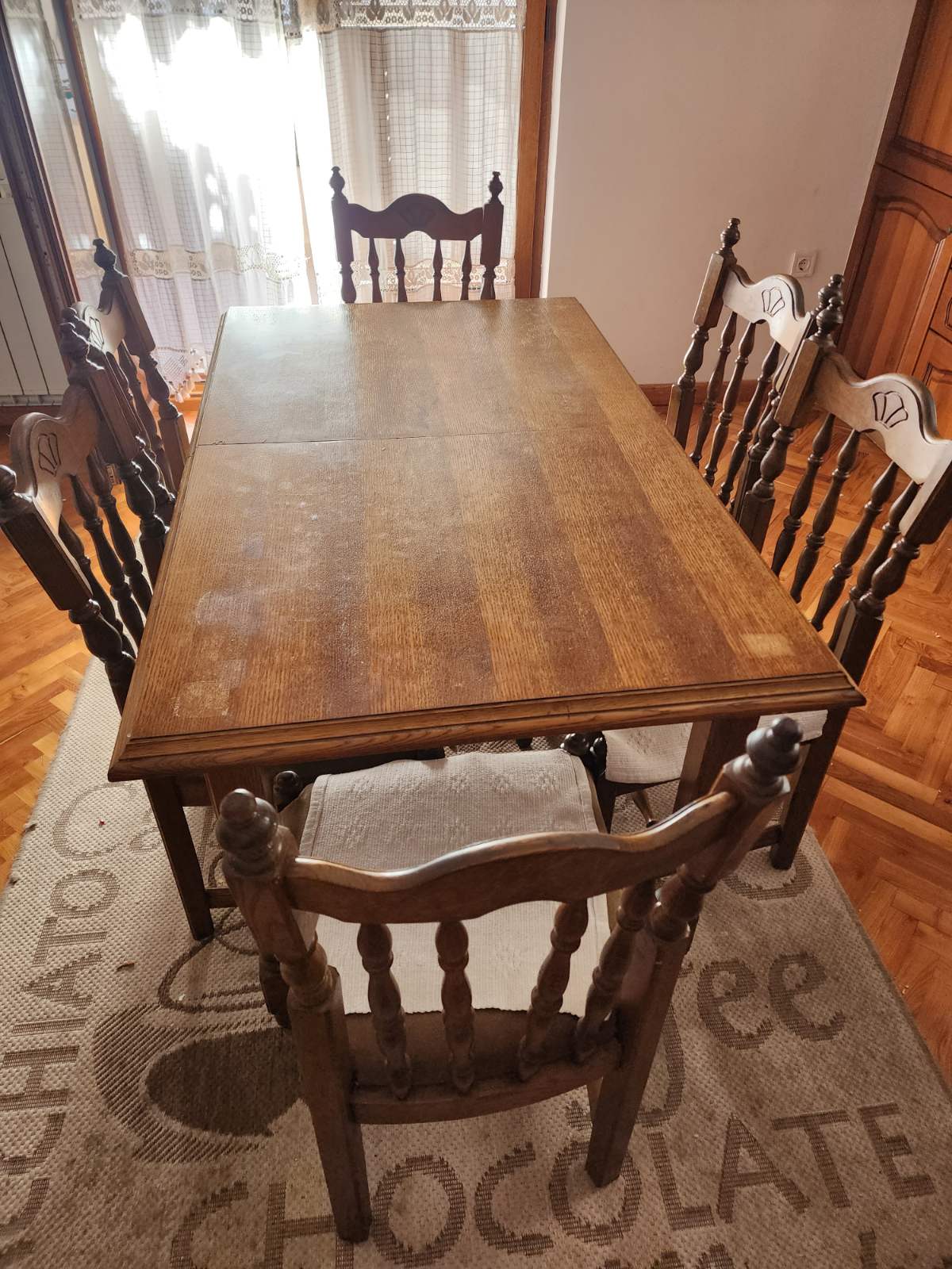 Prodajem sto i stolice