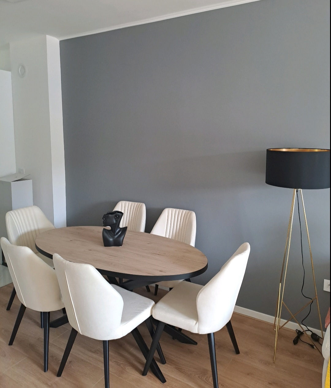 Prodajem trpezarijski sto