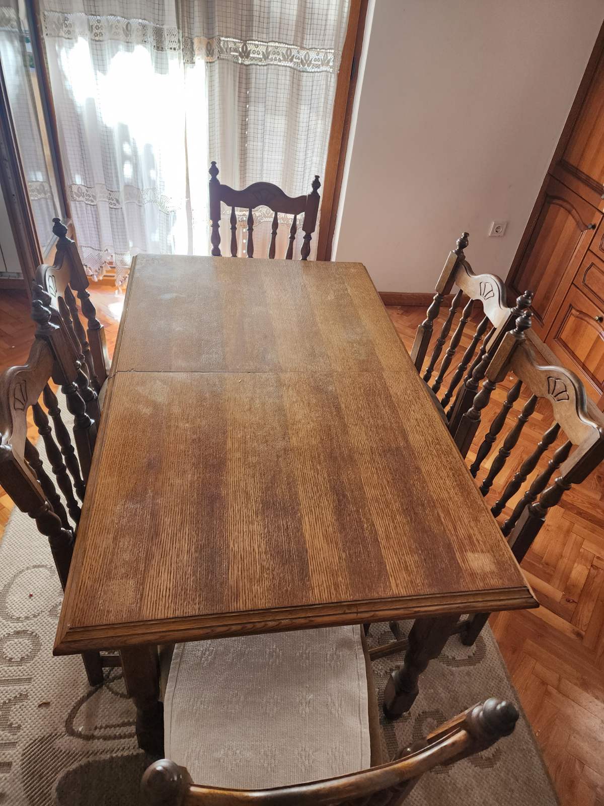 Prodajem sto i stolice