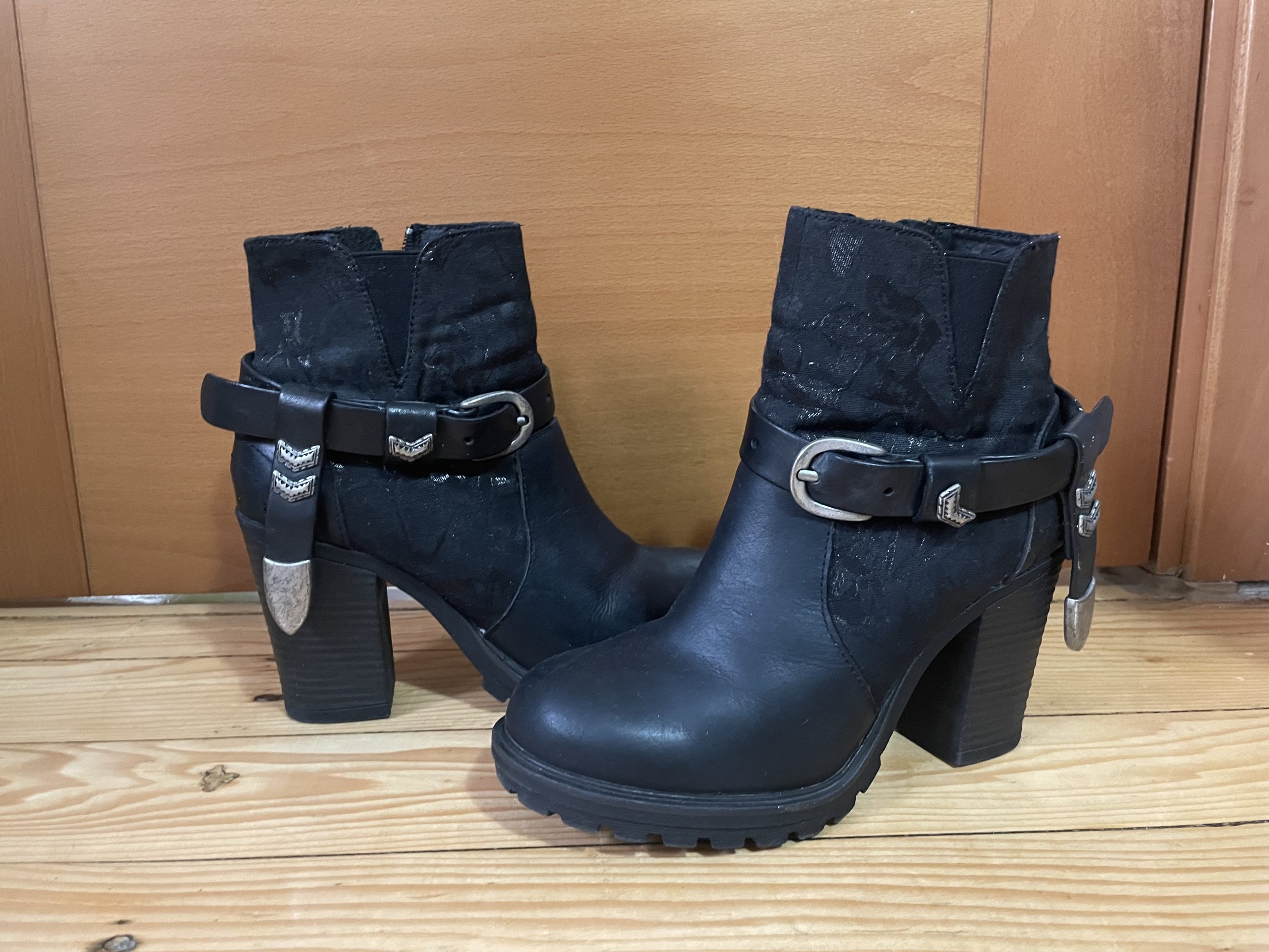 Prodajem Replay cizme