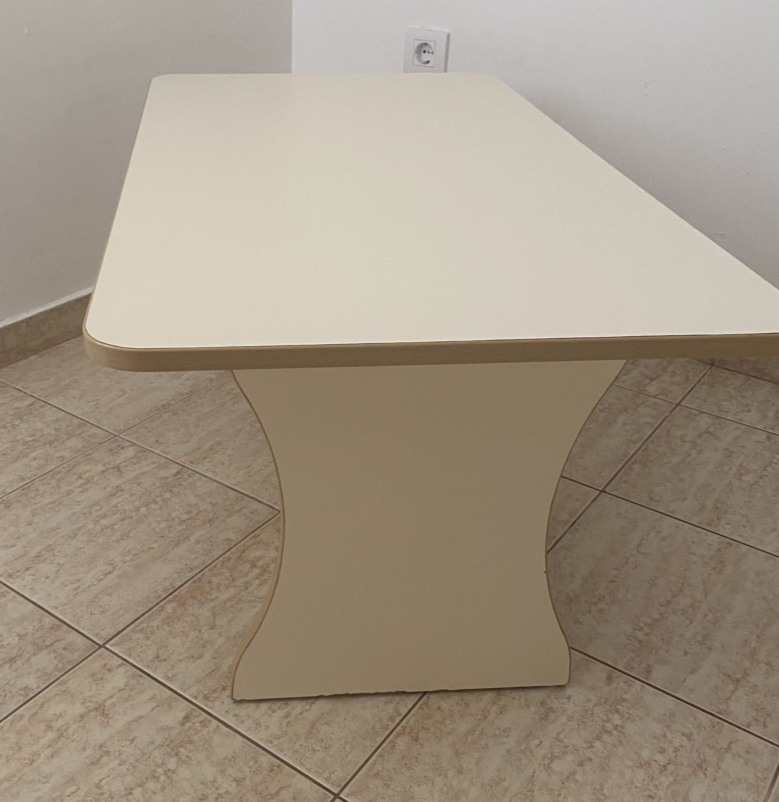 Sto za dnevni boravak