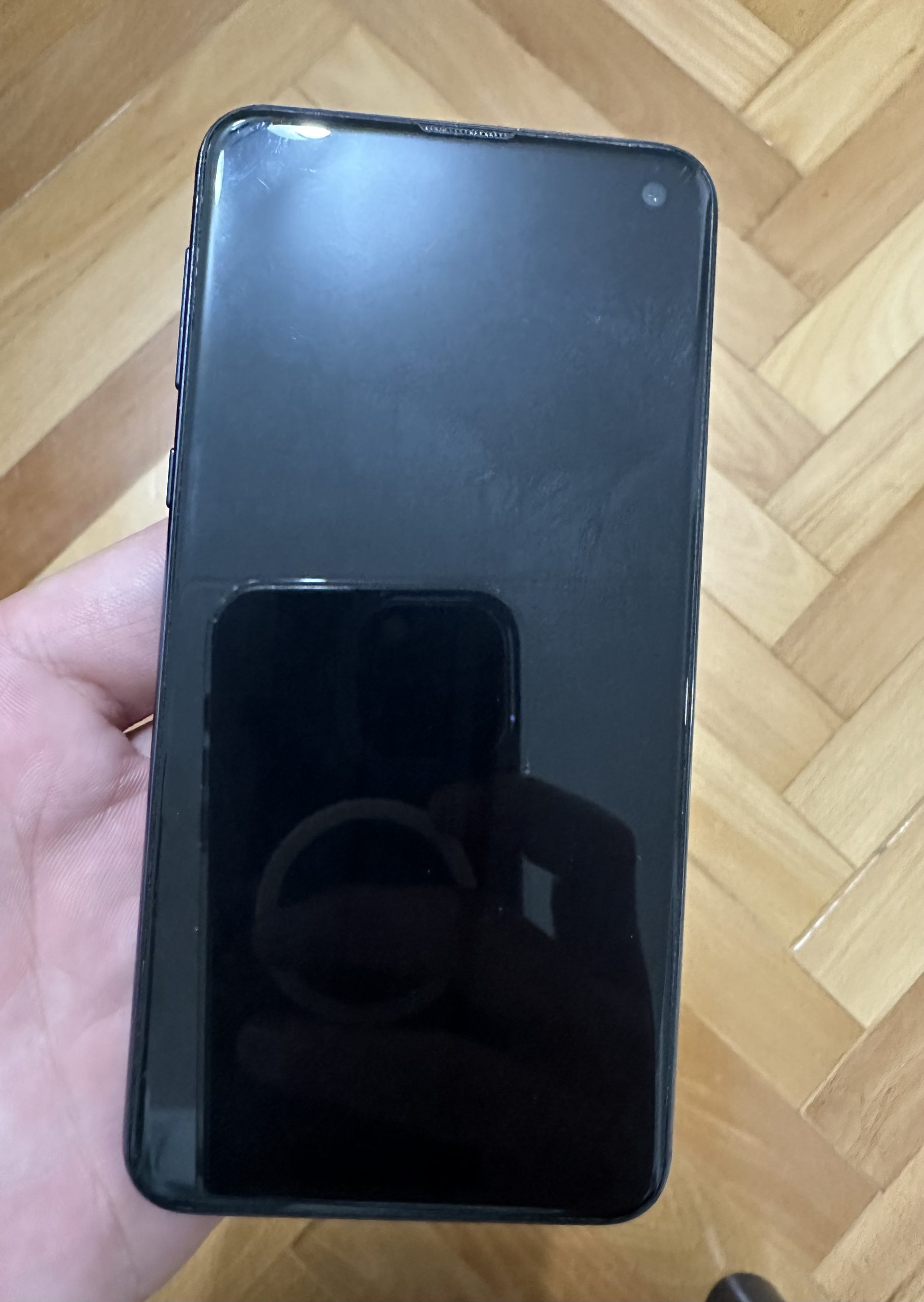 Prodajem Samsung S10e 6/128gb