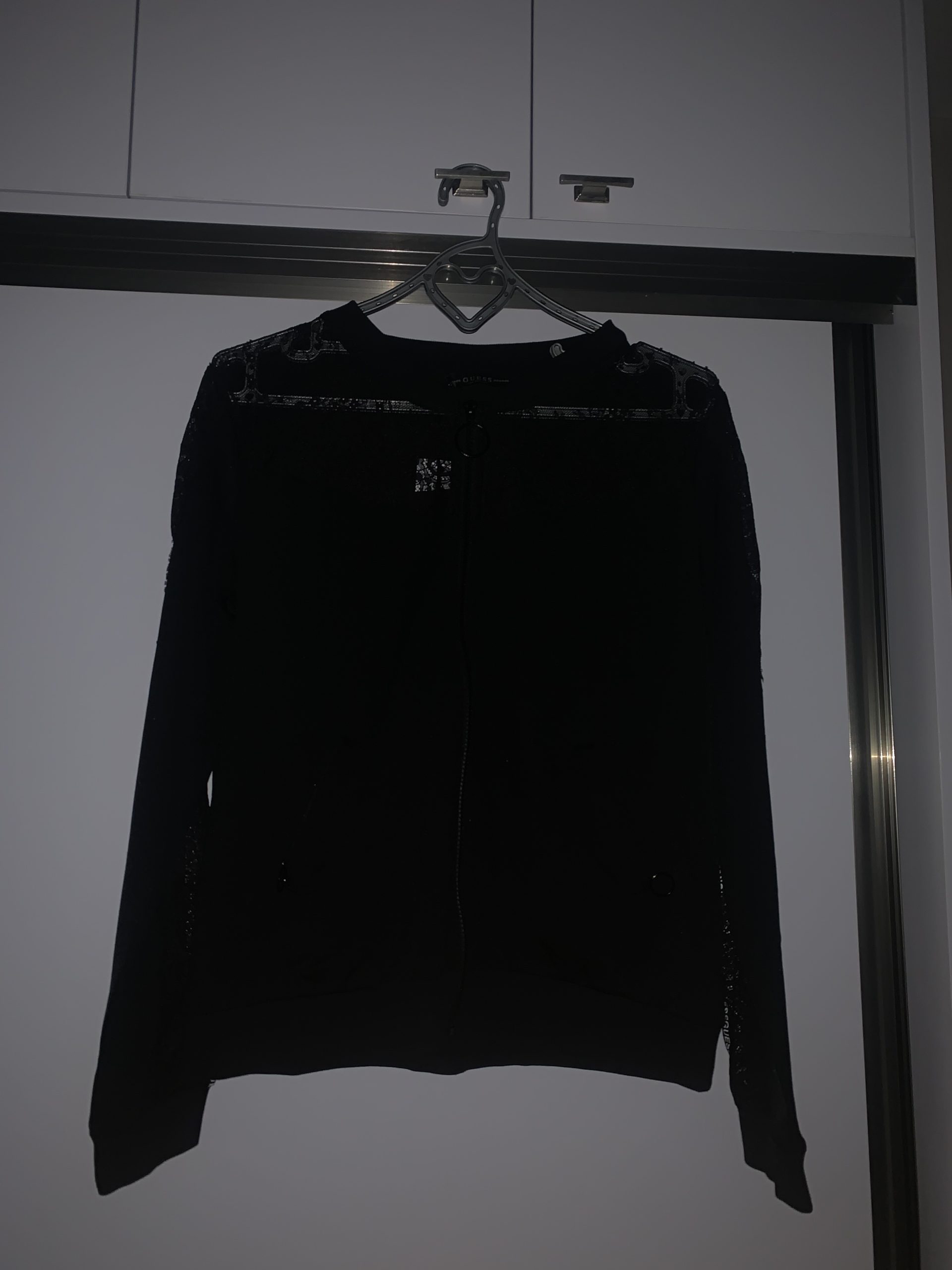 Prodajem nov Guess crni duks L