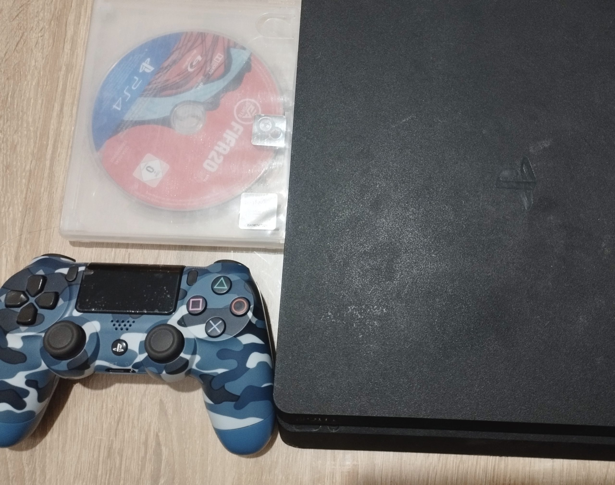 Prodajem PS4 Slim 500GB