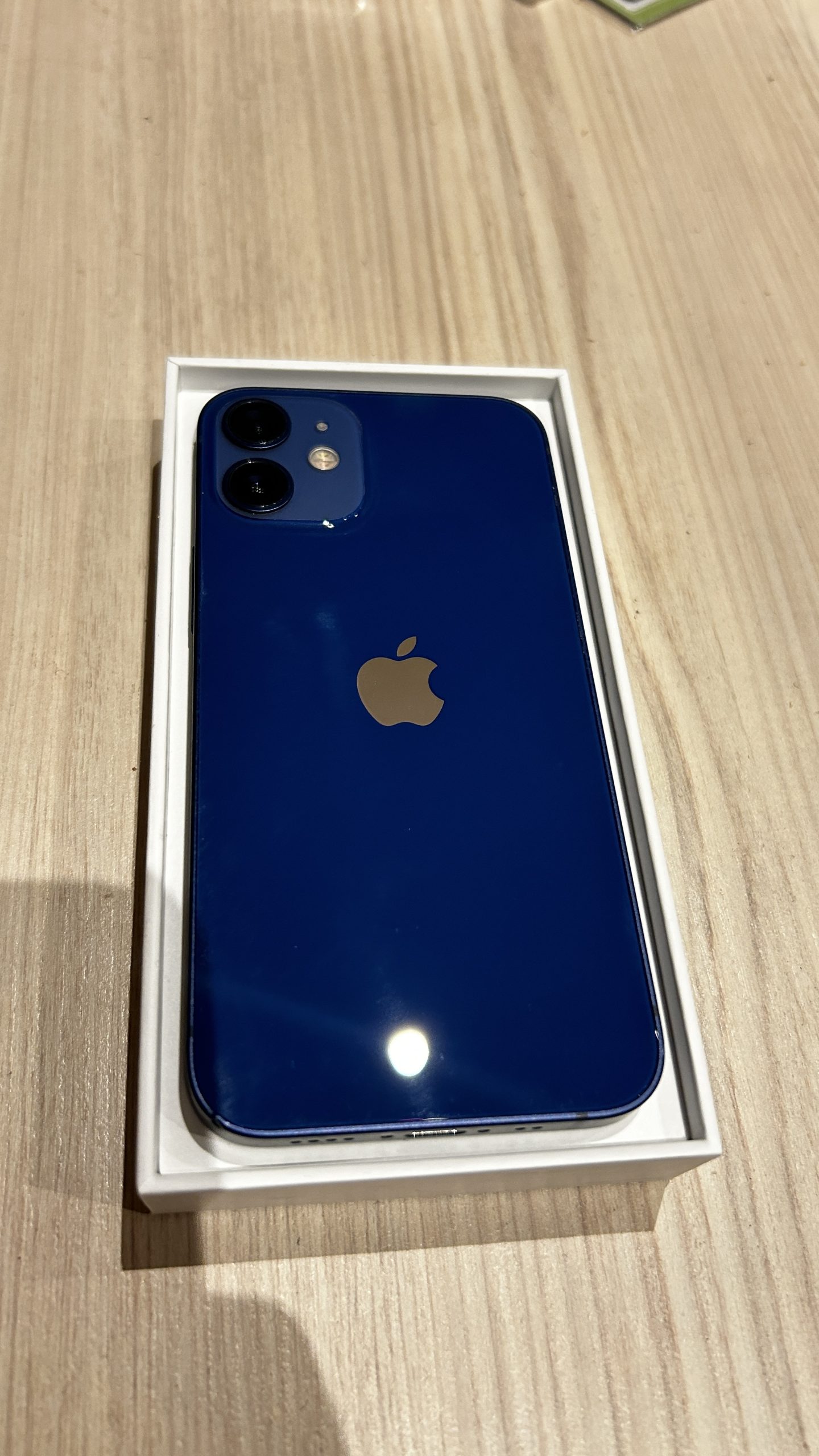 Prodajem iPhone 12 mini