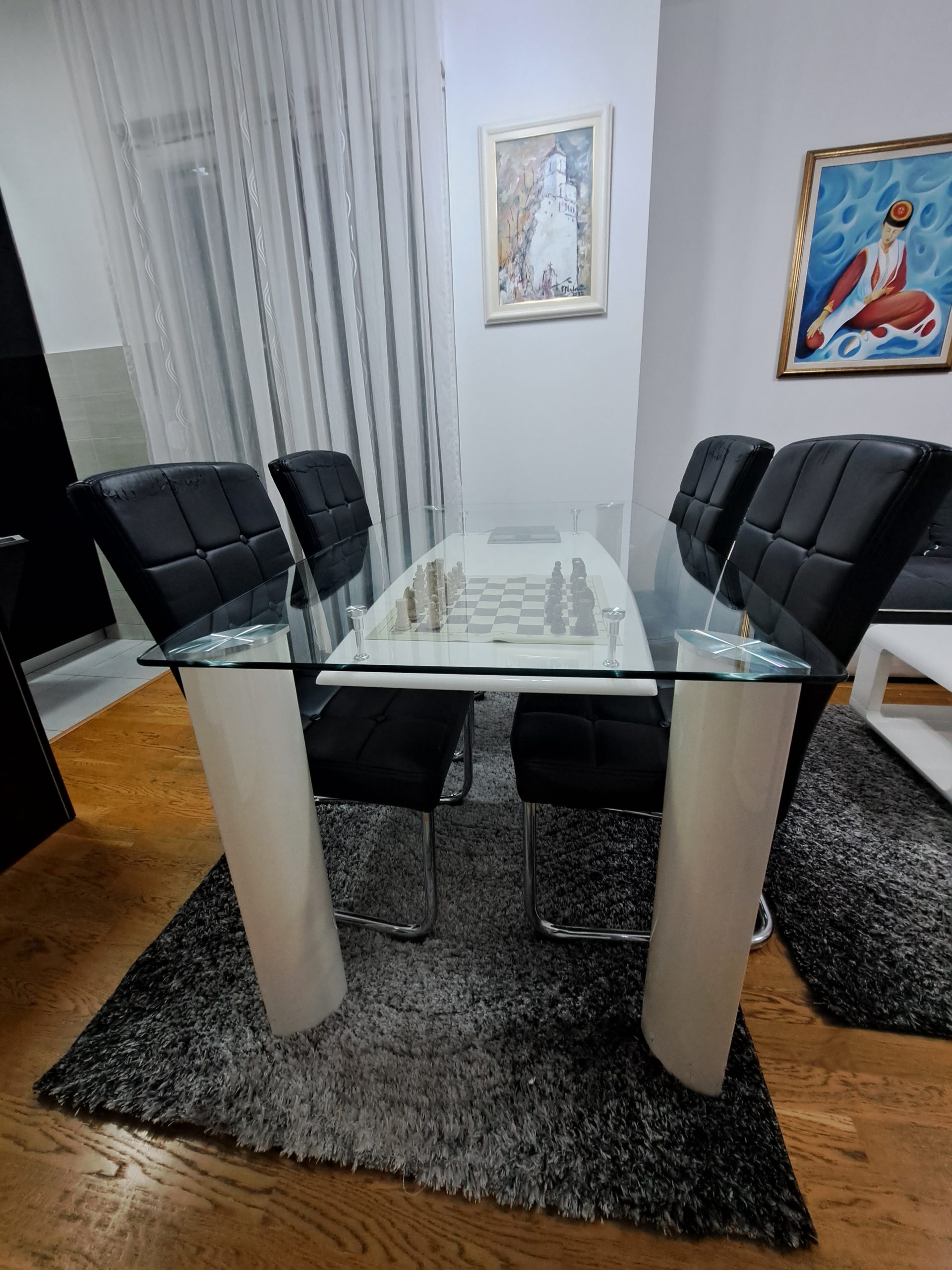 Prodajem sto i 4 stolice