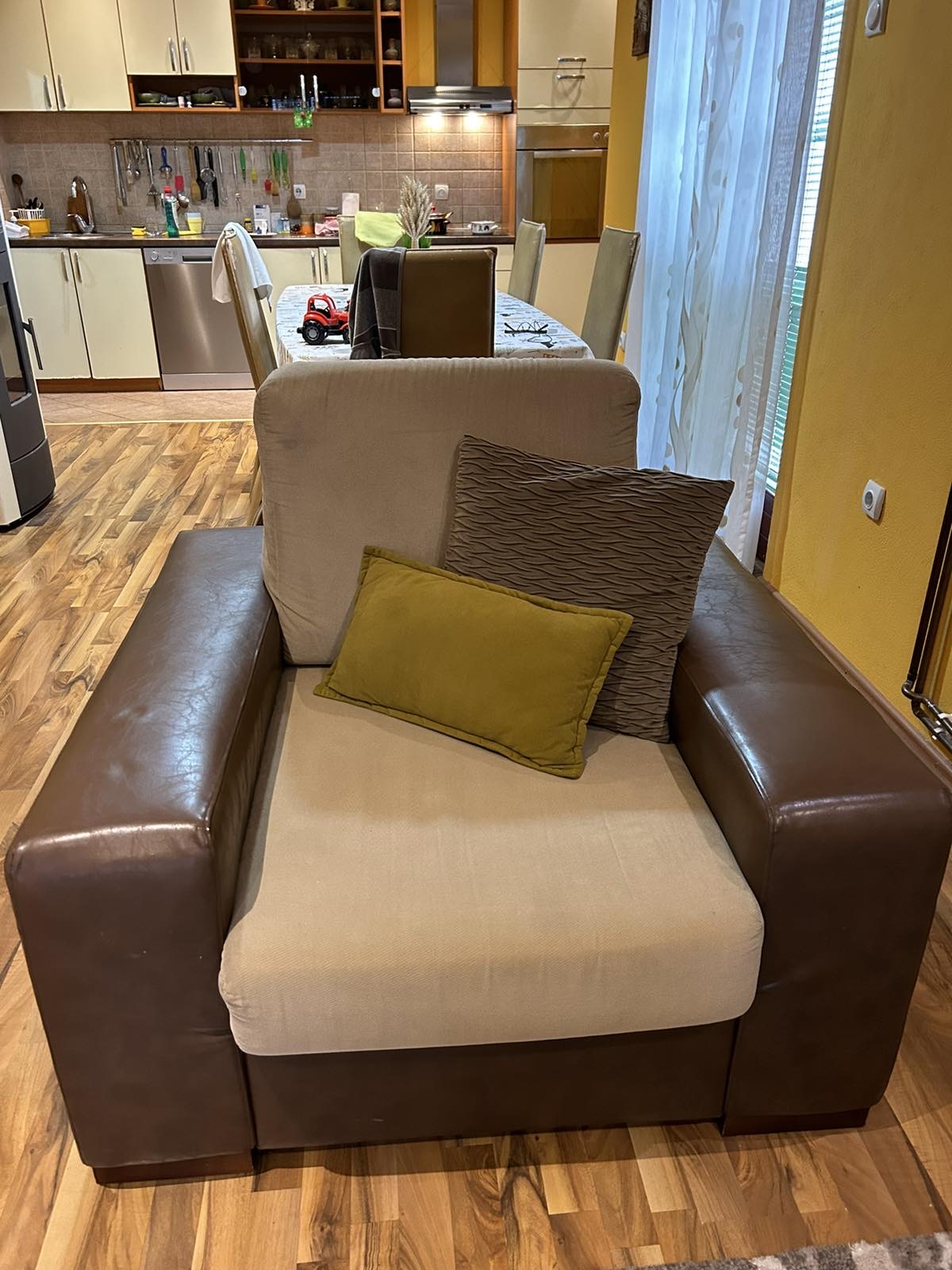 Prodajem dnevnu garnituru