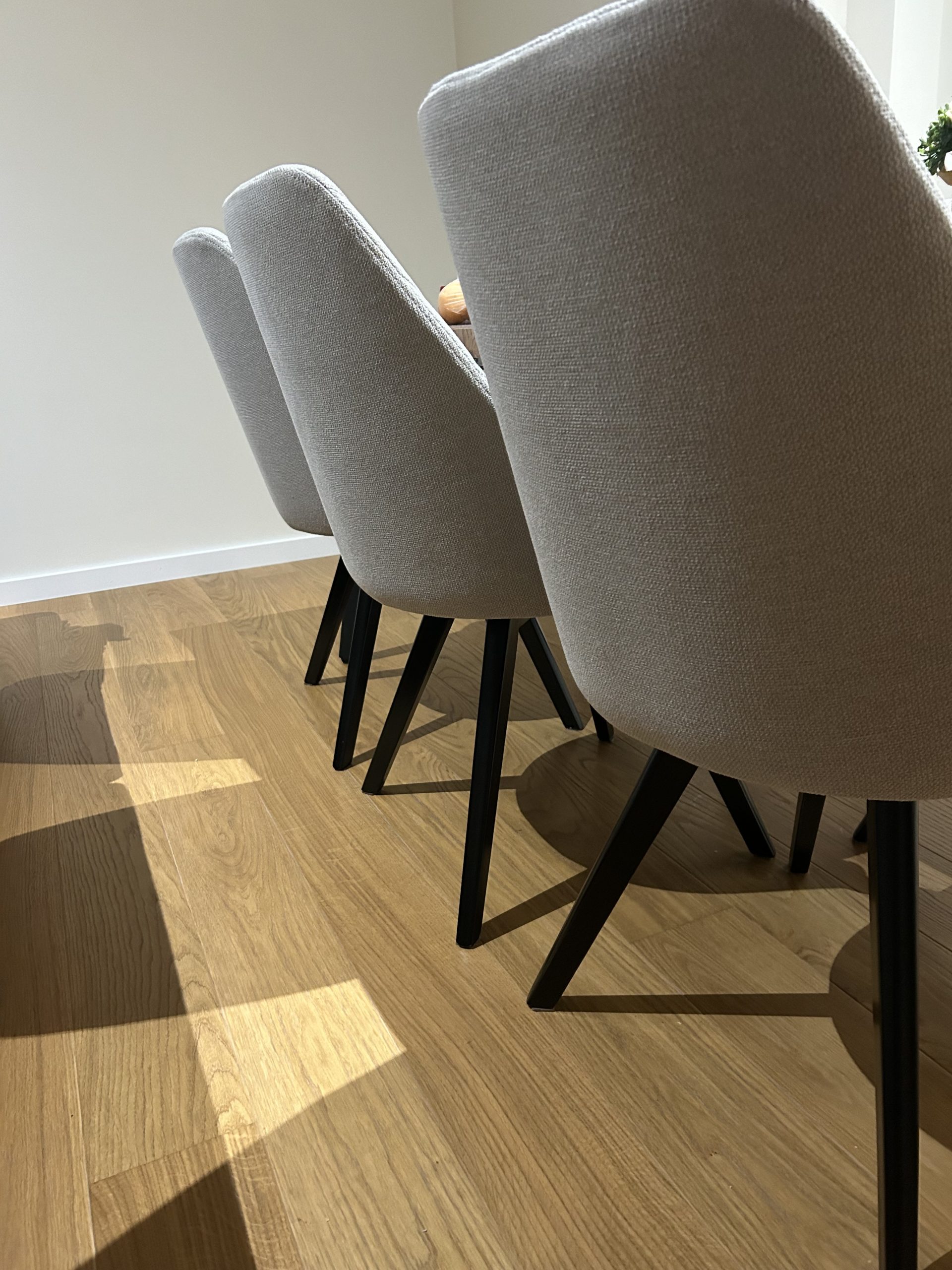 Prodajem ugaonu i 6 stolica