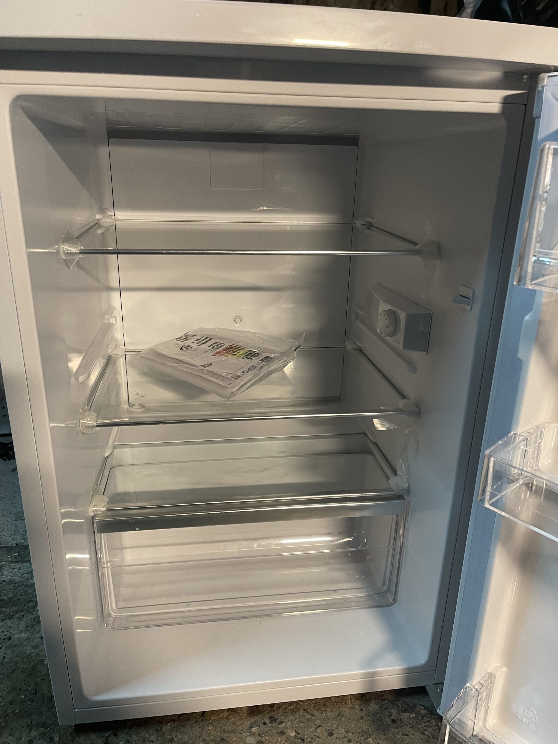 Prodajem NOV frizider