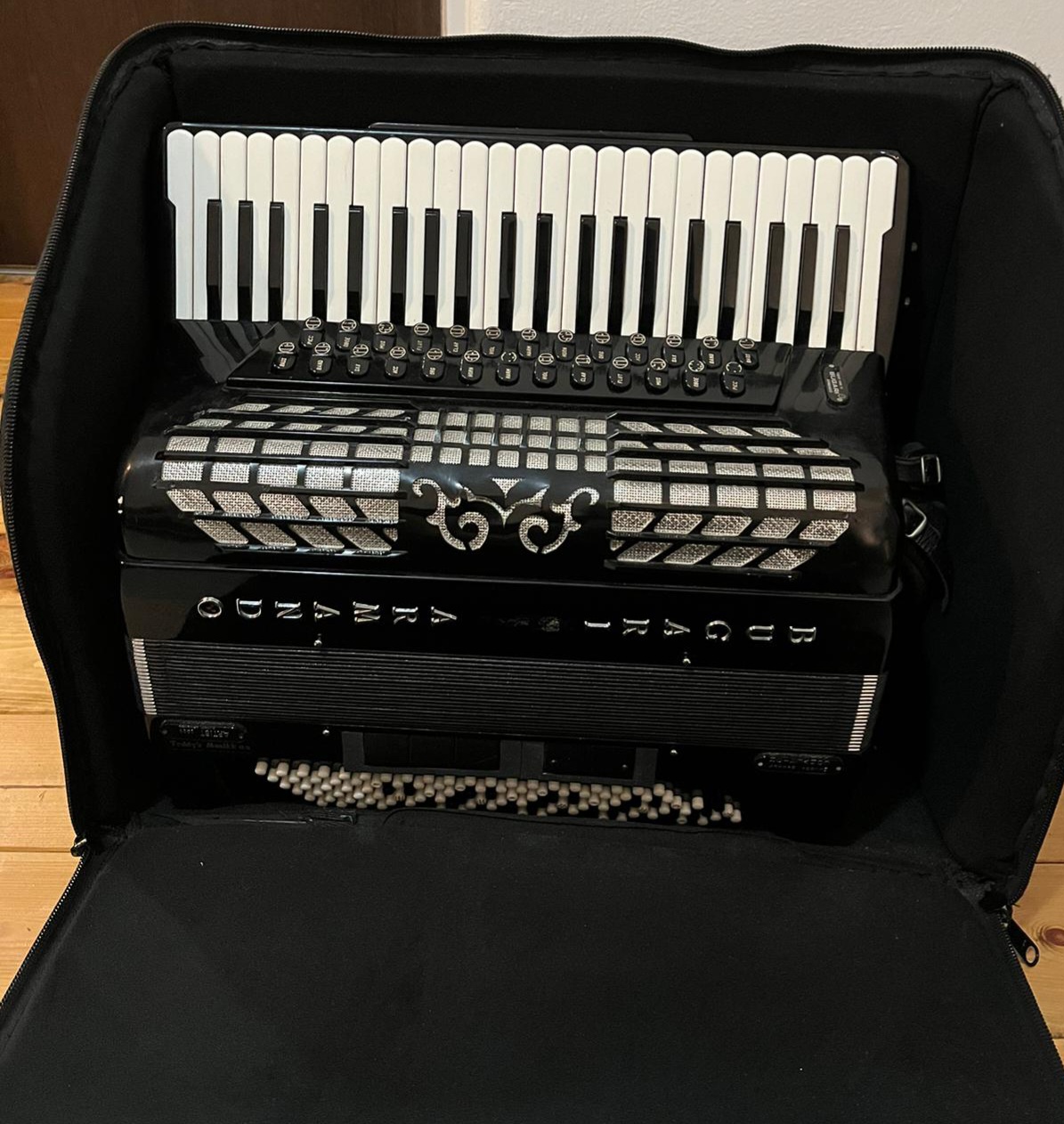 Prodajem Bugari A. harmoniku