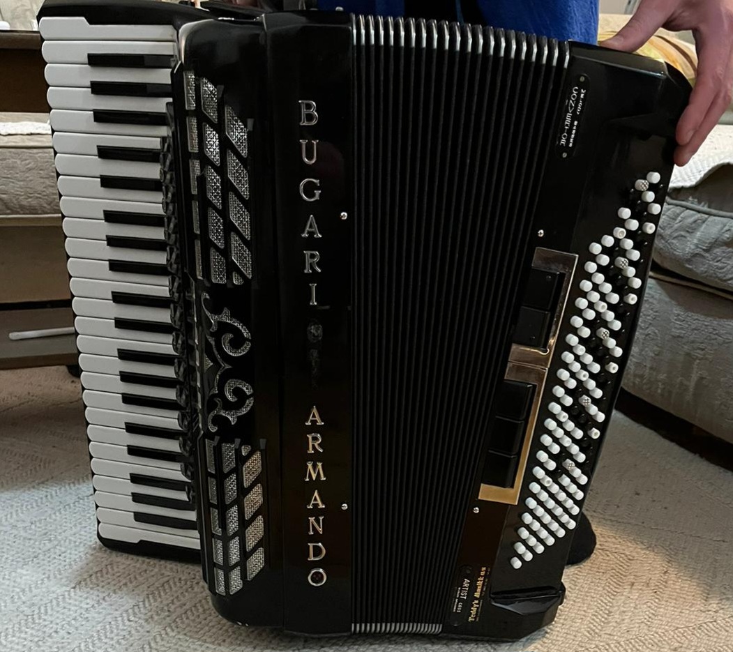 Prodajem Bugari A. harmoniku