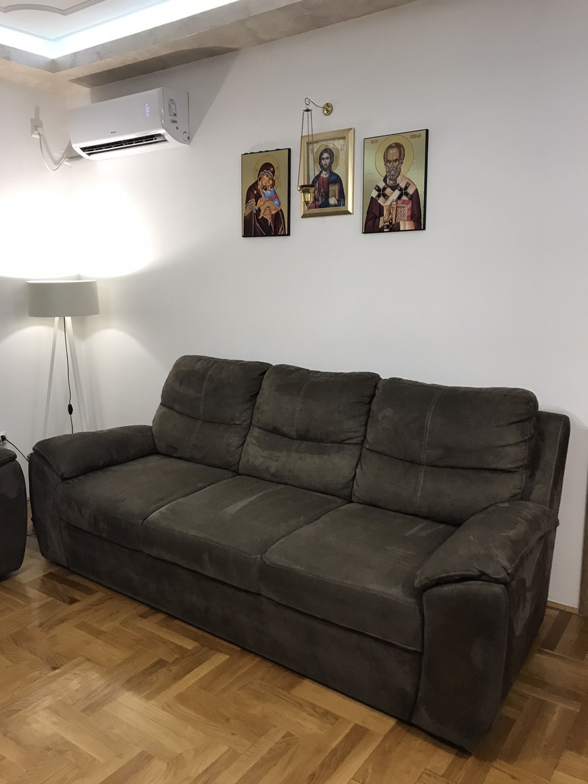 Prodajem garnituru kao nova