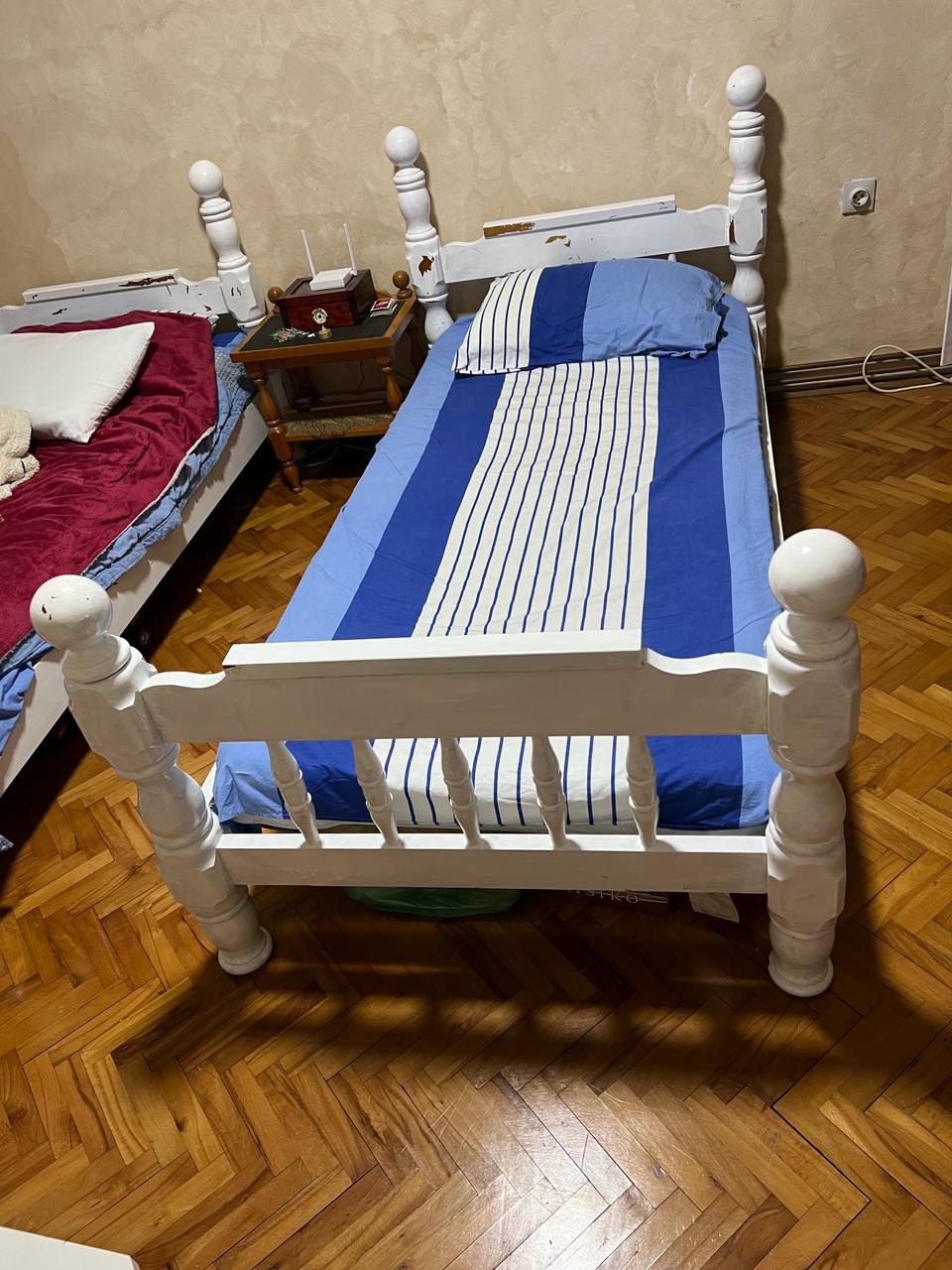 Prodajem 2 drvena kreveta