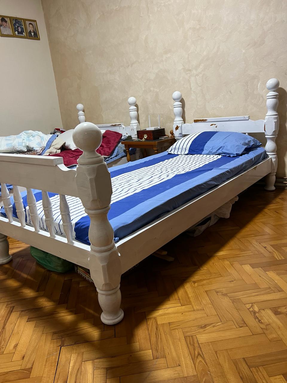 Prodajem 2 drvena kreveta
