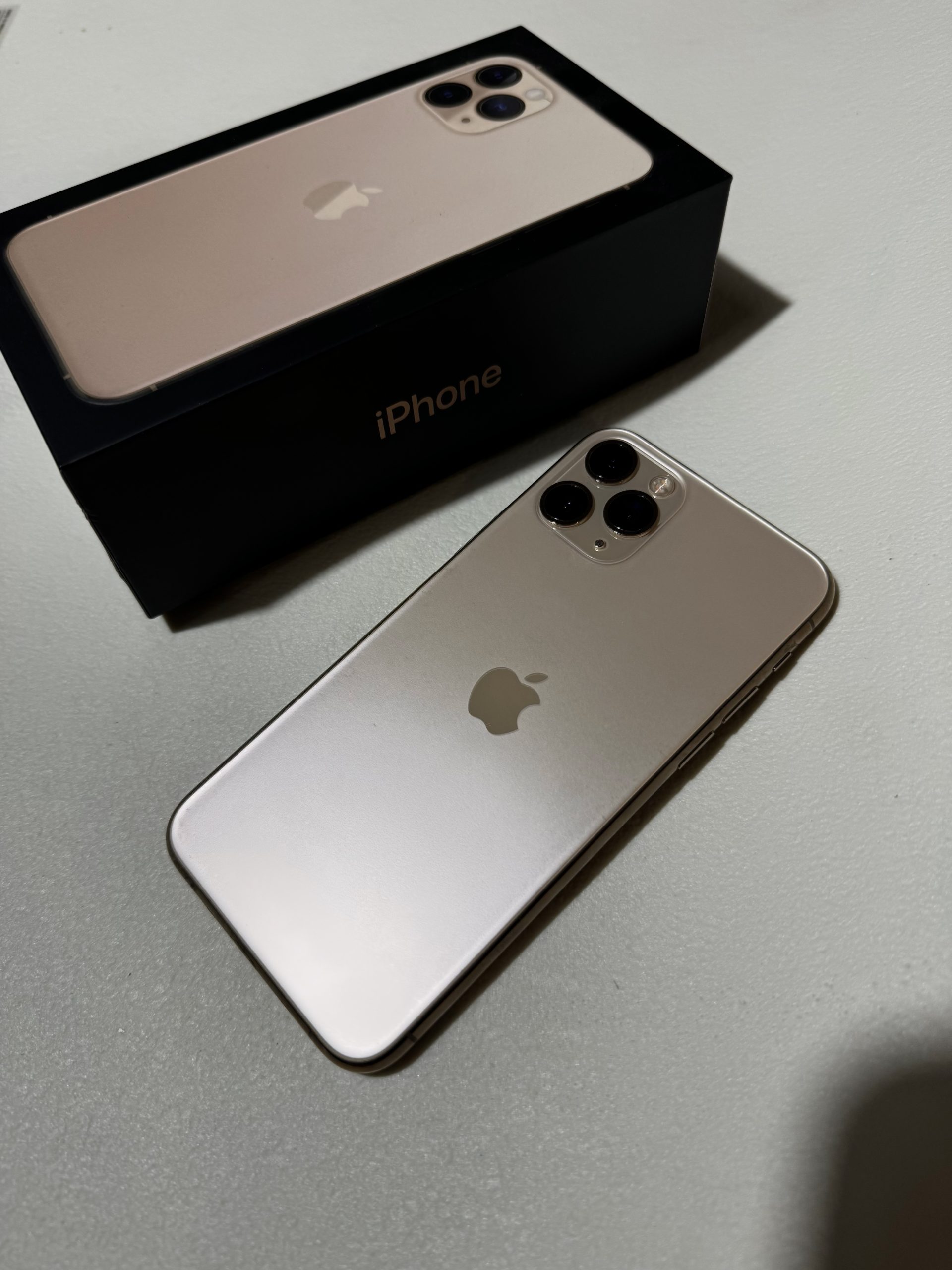 Iphone 11 Pro – gold.